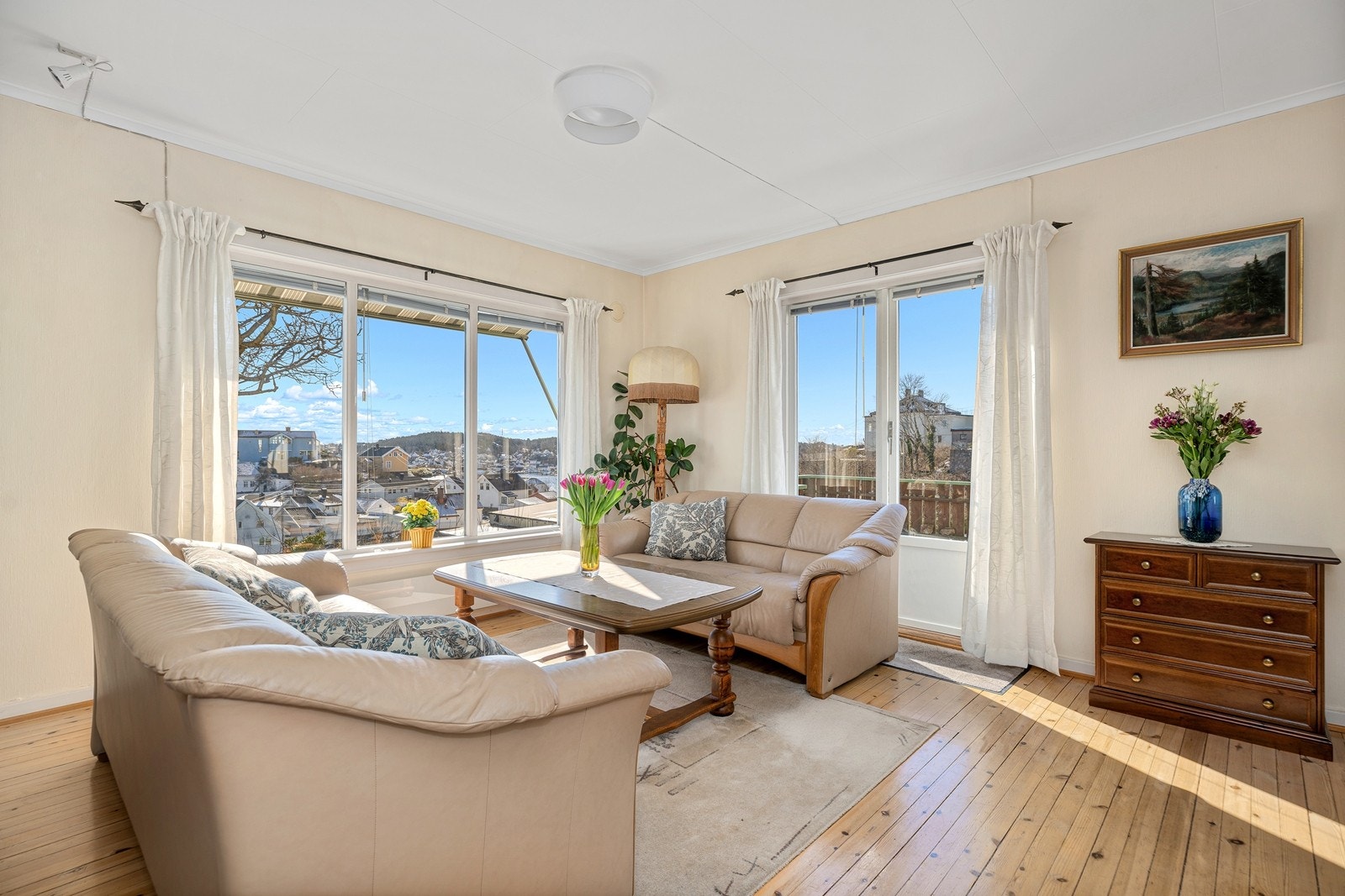 Lys og fin stue med utgang til terrasse Galleribilde