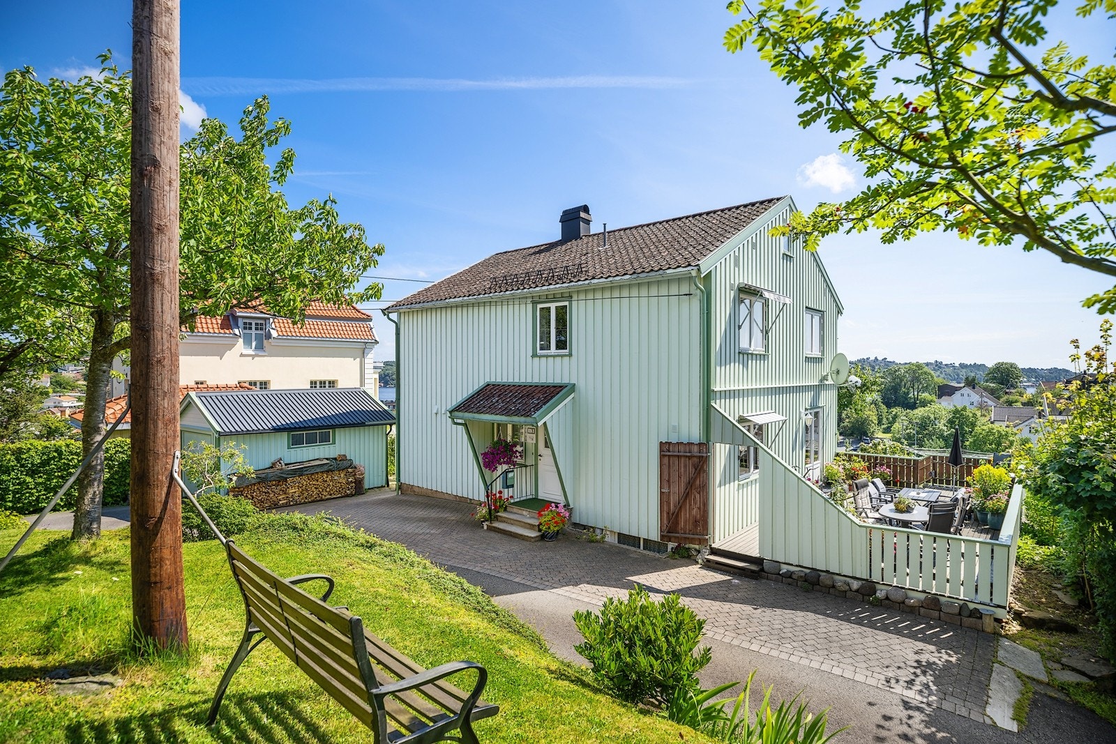 Eiendommen har velstelt og pent opparbeidet tomt med uteplasser over flere nivåer. Galleribilde