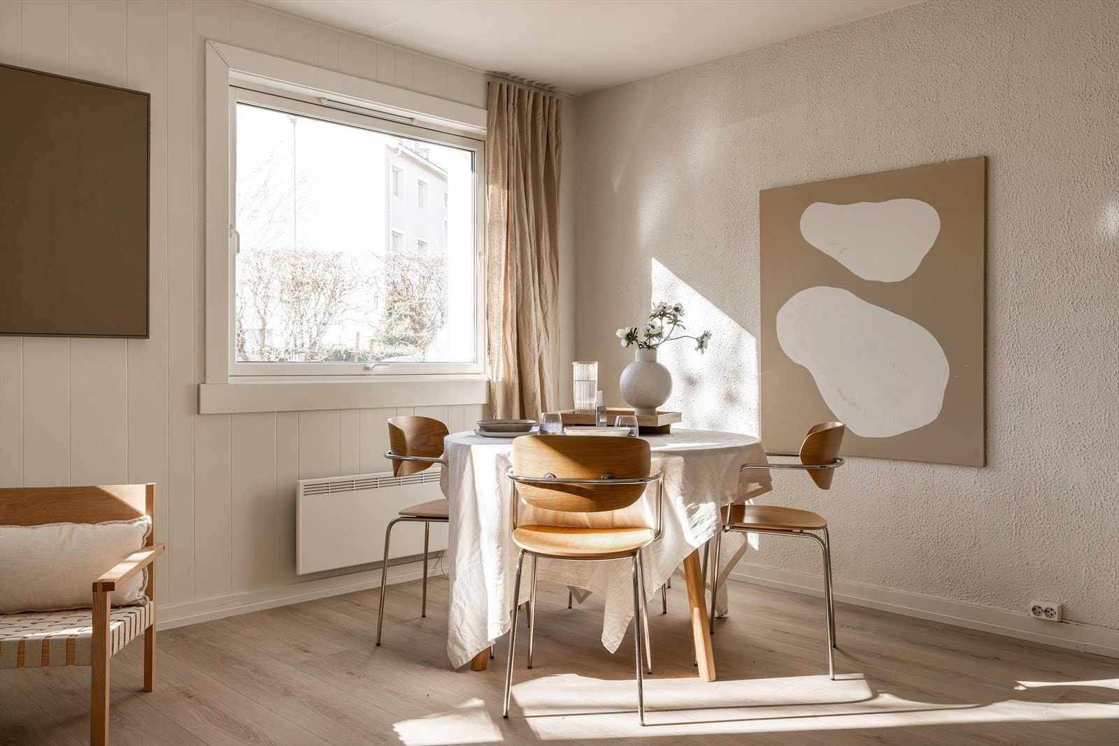 Leiligheten ligger skjermet til i byggets 1. etasje, mot hyggelig uteområde. Store vindusflater slipper inn rikelig med naturlig lys. Galleribilde