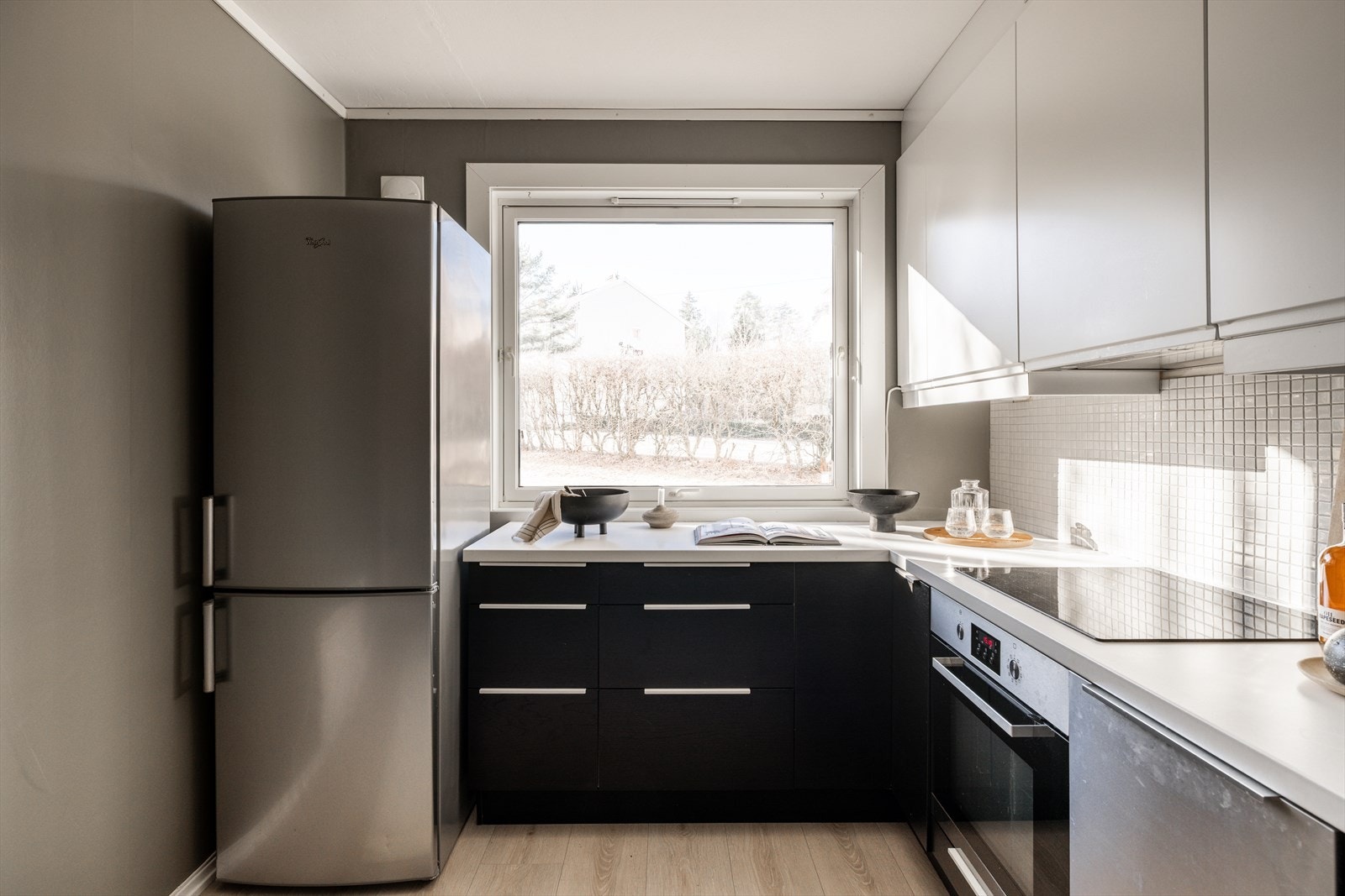 Her er det godt med skap- og benkeplass. Enkel kjøkkenvask med godt vanntrykk og vanntilførsel via rør-i-rør(PEX). Galleribilde