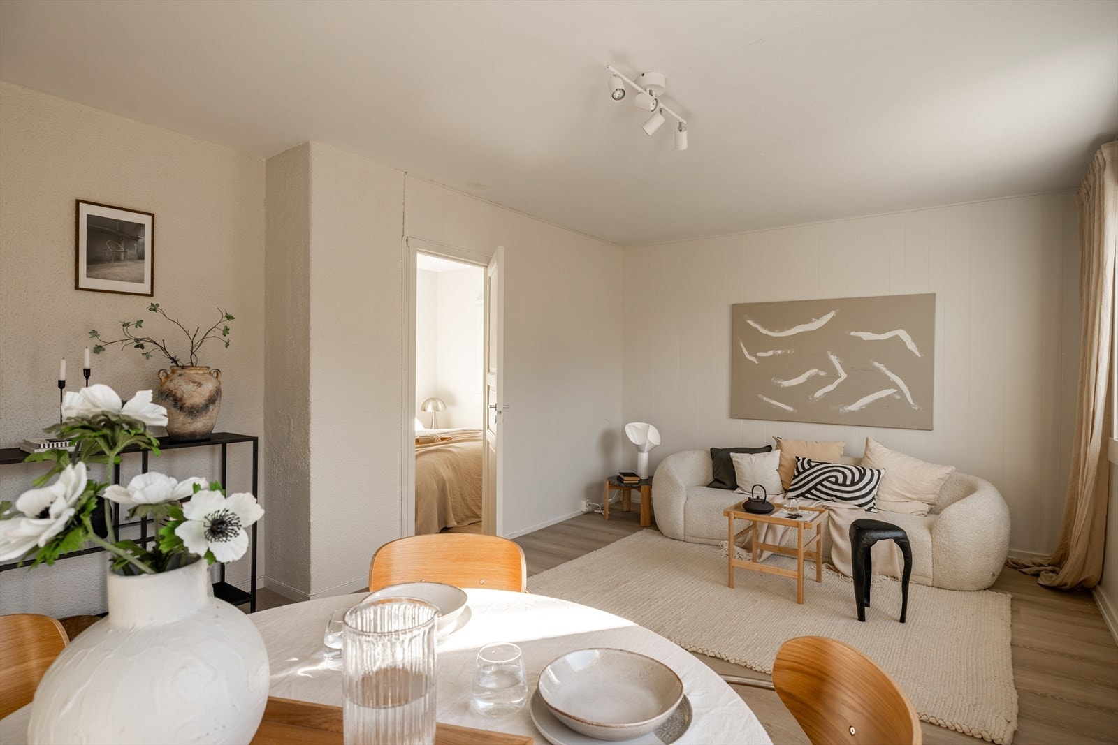 Her har man god plass til stor sofagruppe, spisebord og TV-møblement. Antatt mulig å sette inn peis, se salgsoppgaven for mer informasjon. Galleribilde