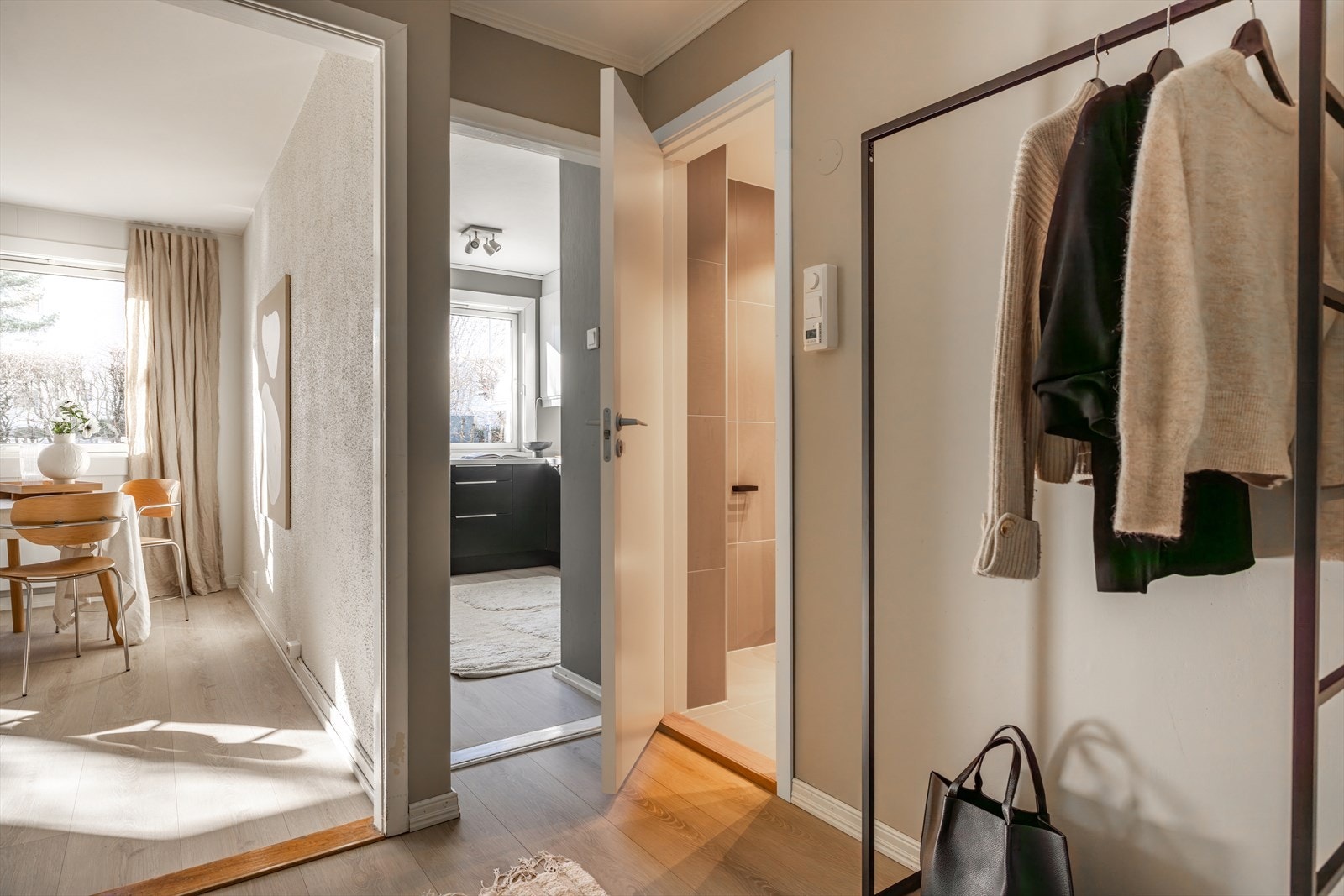 Praktisk med inngang til bad ved gang. Badet ble pusset opp i 2023 i regi av borettslaget. Galleribilde