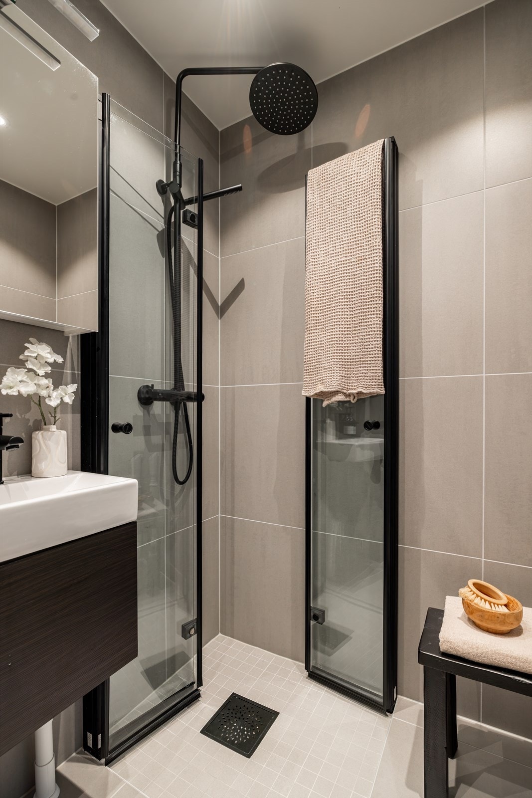 Praktisk med innfellbare dusjdører og plass/opplegg til vaskemaskin i høyre hjørne. Galleribilde