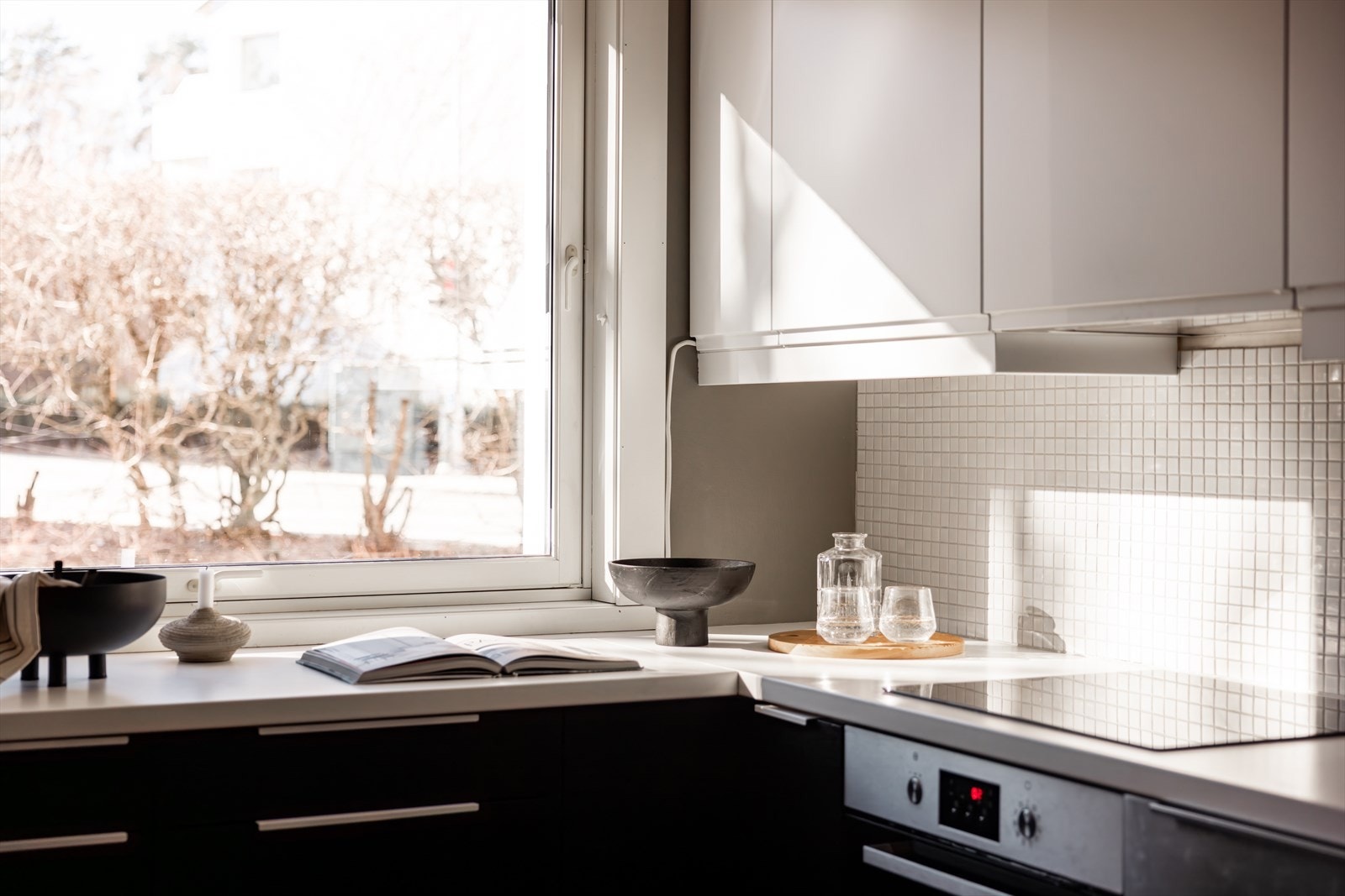 Ventilator med kullfilter. Integrerte hvitevarer og oppvaskmaskin, samt plass til frittstående kjøleskap (medfølger ikke). Galleribilde