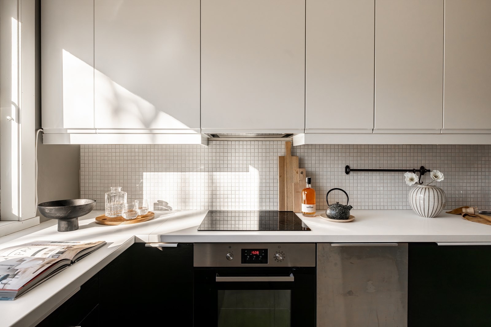 Det store vinduet slipper inn godt med naturlig lys som gir gode arbeidsforhold. Galleribilde