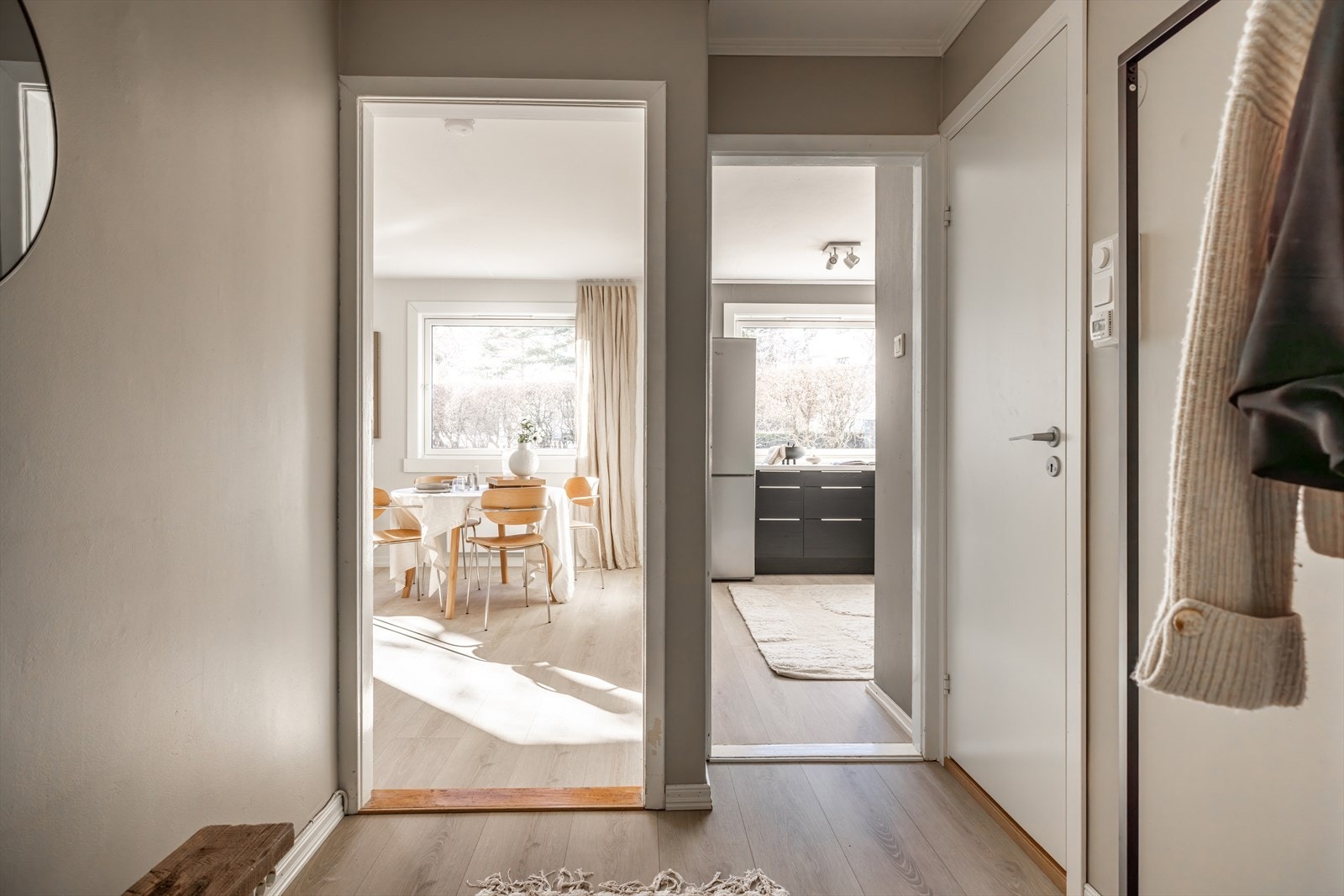 Store vindusflater går igjen i alle rom (bortsett fra bad). Praktisk med separat kjøkken. Galleribilde