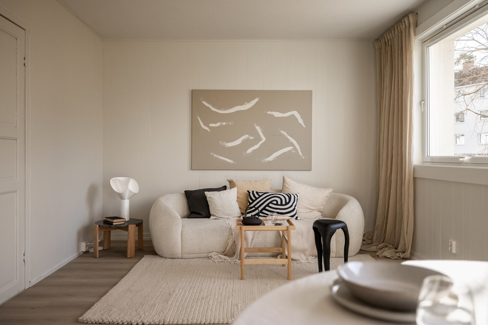 Nymalte vegger og pen laminat på gulv. Inngang til soverom og gang fra stuen. Galleribilde