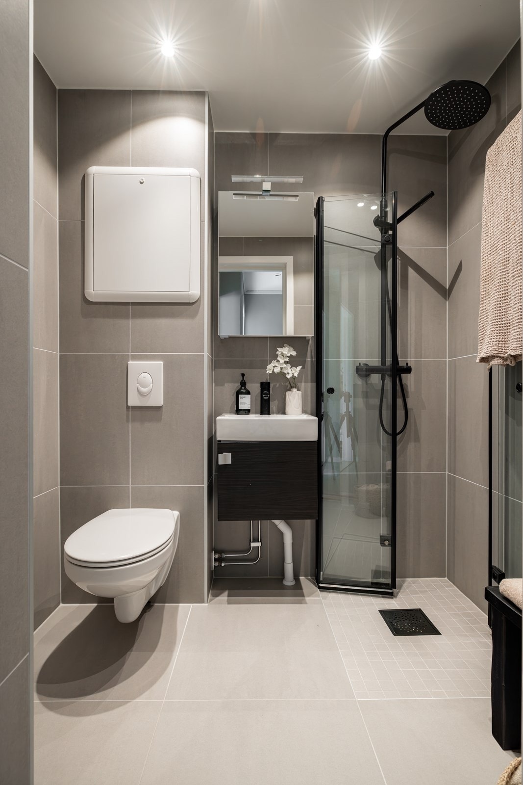 Delikat og påkostet bad fra 2023, dokumentasjon foreligger. Gulvvarme og downlights i tak. Galleribilde