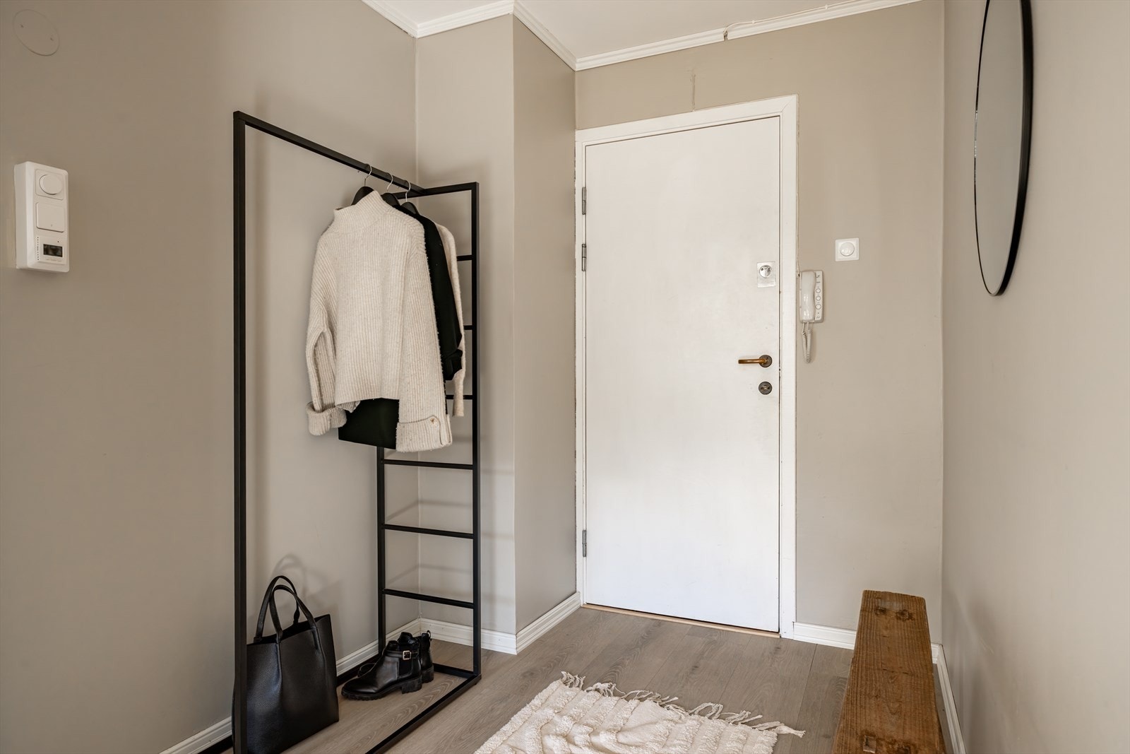 Leiligheten har en innbydende og romslig gang med god plass til å sette inn garderobeskap hvis man ønsker det. Galleribilde