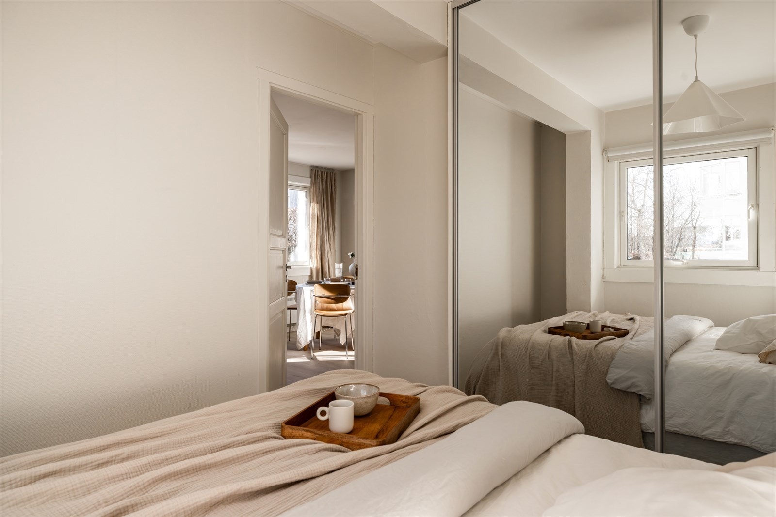 Også dette rommet er malt i 2025, samt lagt nytt laminatgulv. Det ligger originalt tregulv under laminatgulvet. Galleribilde