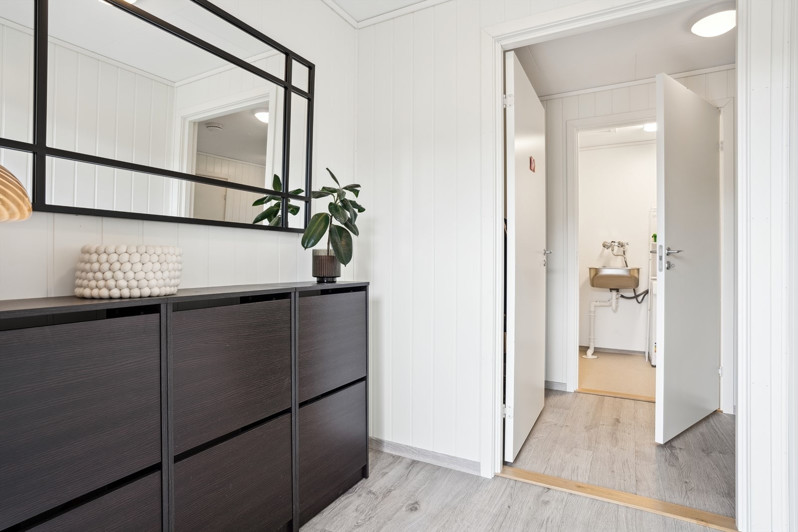 Entréen har god plass for oppbevaring av yttertøy og sko. Galleribilde