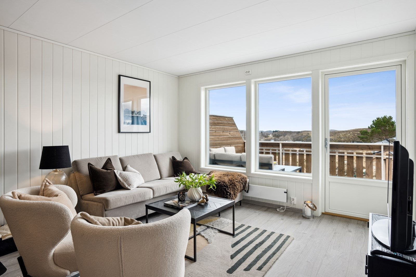 Heimdal Eiendomsmegling v/Ørjan Staven har gleden av å presentere en moderne 3-romsleilighet på 69 m² i naturskjønne omgivelser. Galleribilde