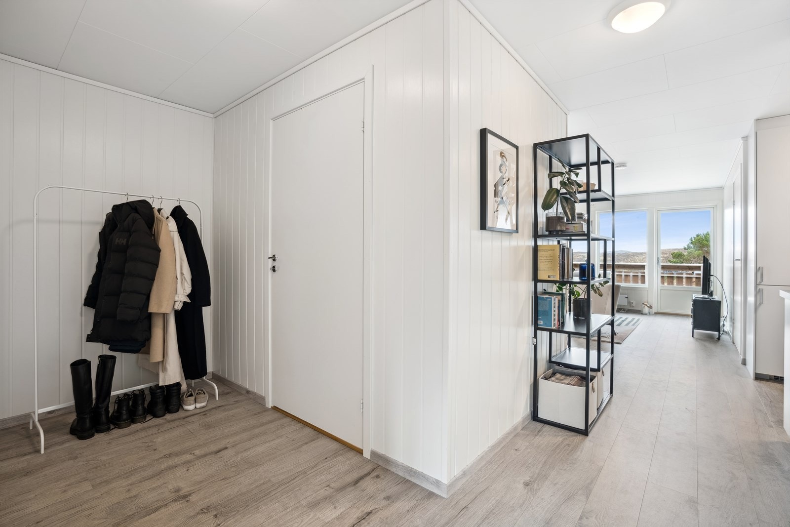 Hele leiligheten utenom bad har laminat på gulv og panelplater på vegger. Galleribilde