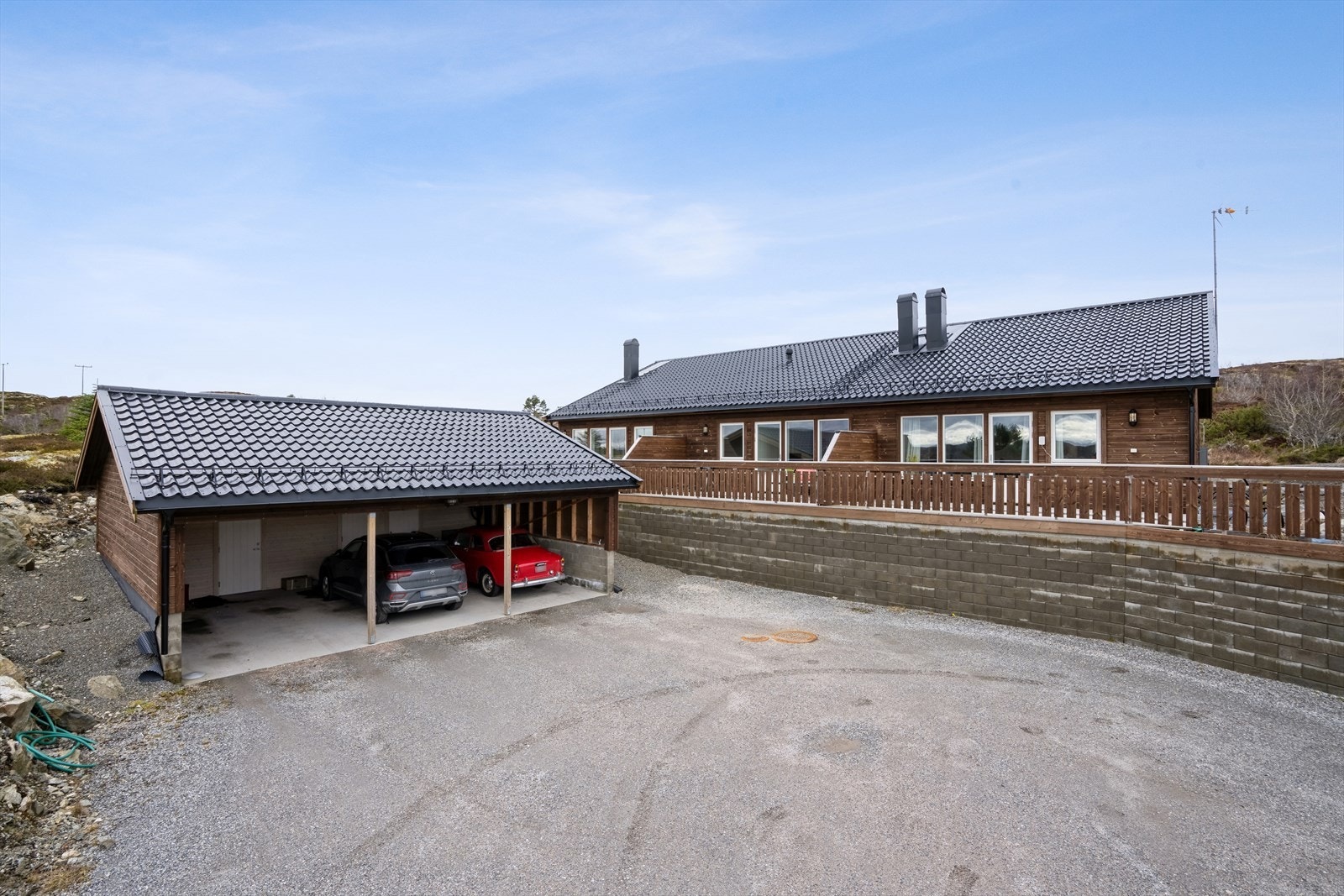 Med leiligheten følger det plass i felles carportanlegg med tilhørende sportsbod. Galleribilde