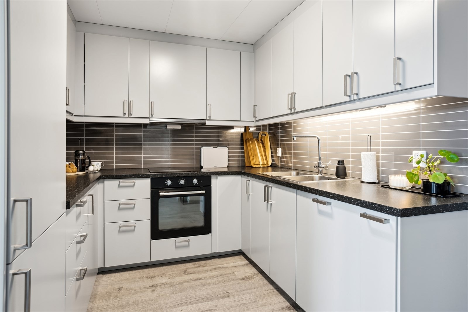 I forbindelse med salg har takstmann tatt en tilstandsvurdering og vurdert kjøkkenet til tilstandsgrad 1. Galleribilde