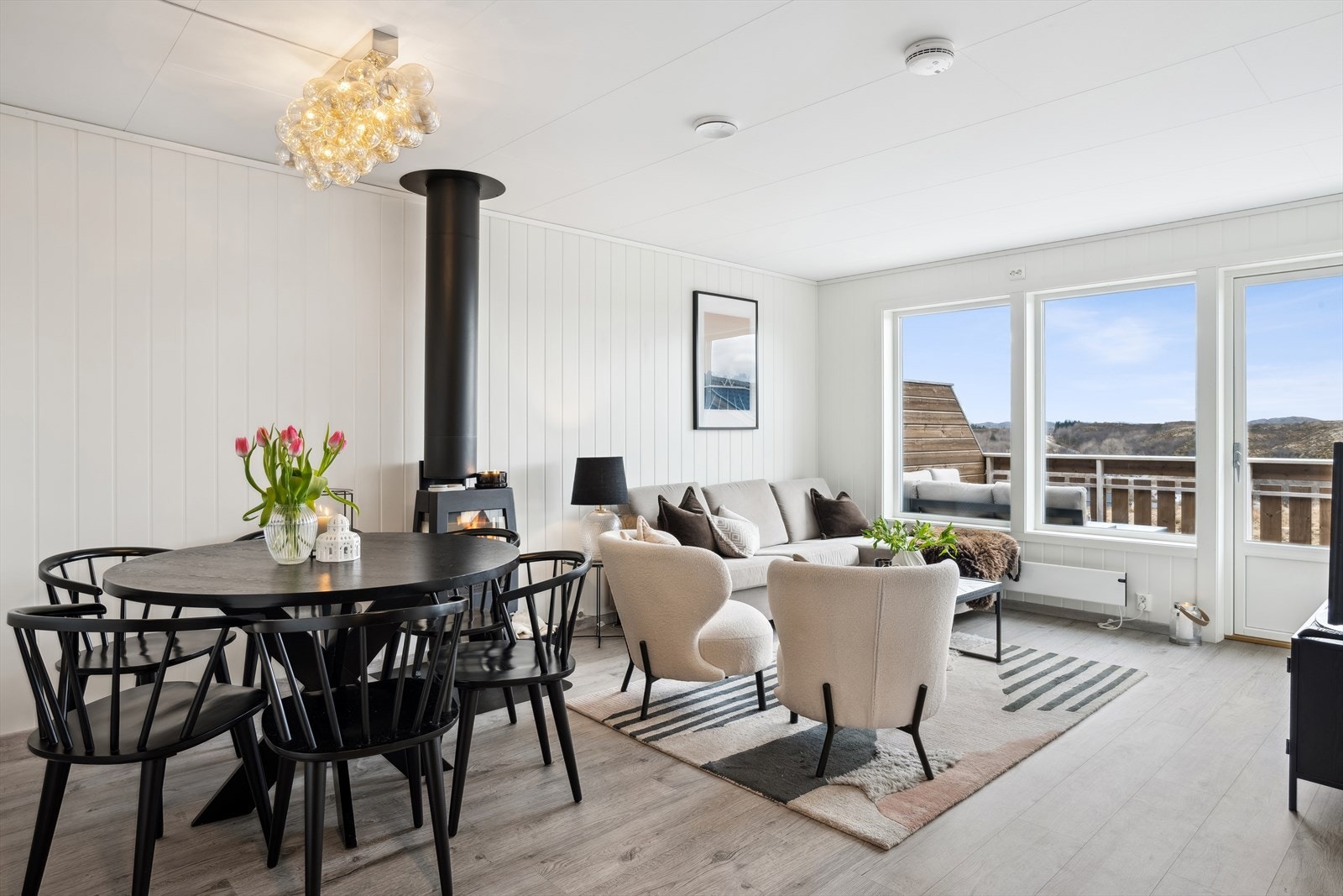 Boligen ble ferdigstilt i 2019 og har en god planløsning med moderne standard og balansert ventilasjon hvor både lufthastighet og temperatur kan reguleres etter eget behov. Galleribilde