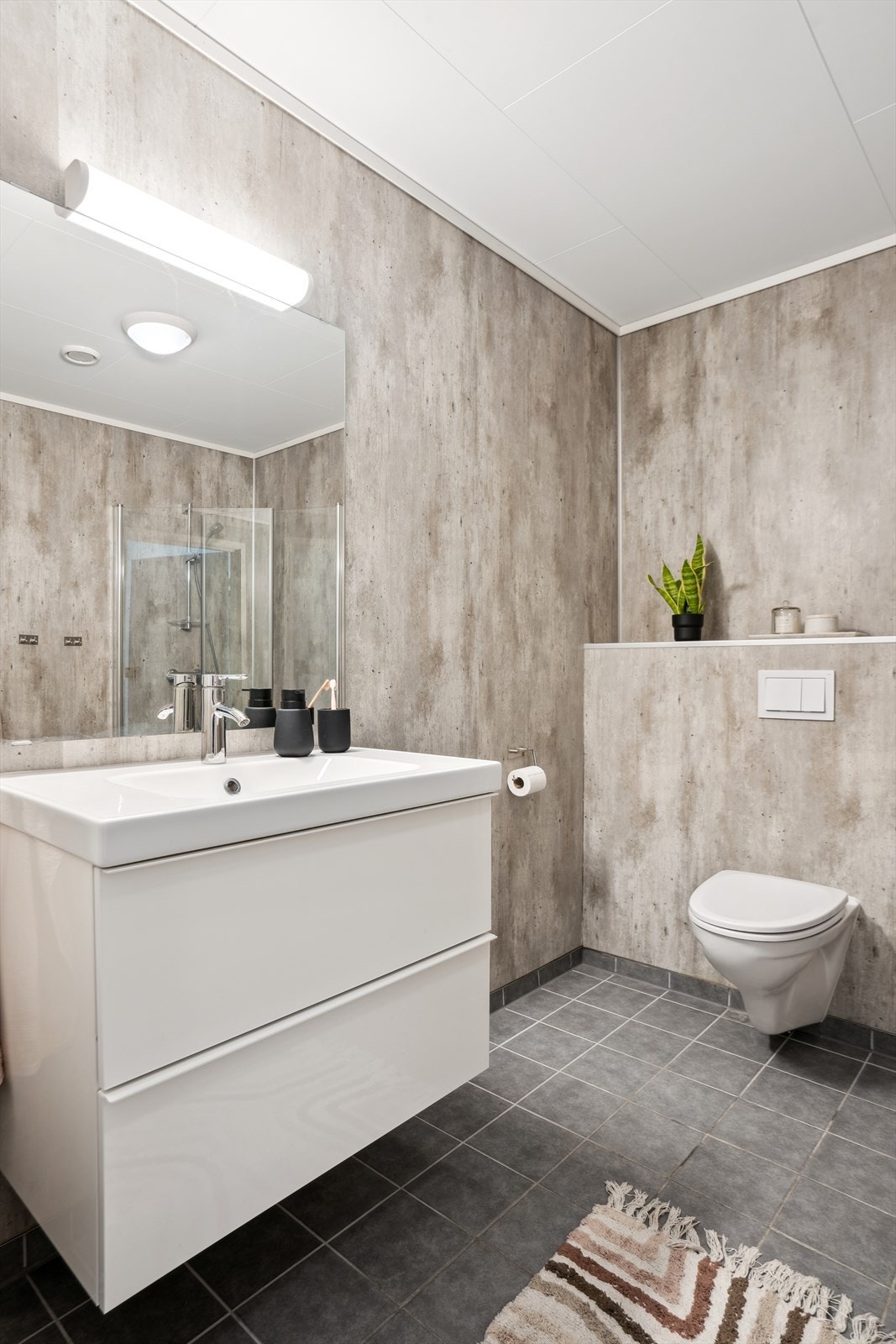 Badet har flis på gulv og våtromsplater på vegger, samt gulvvarme. Galleribilde