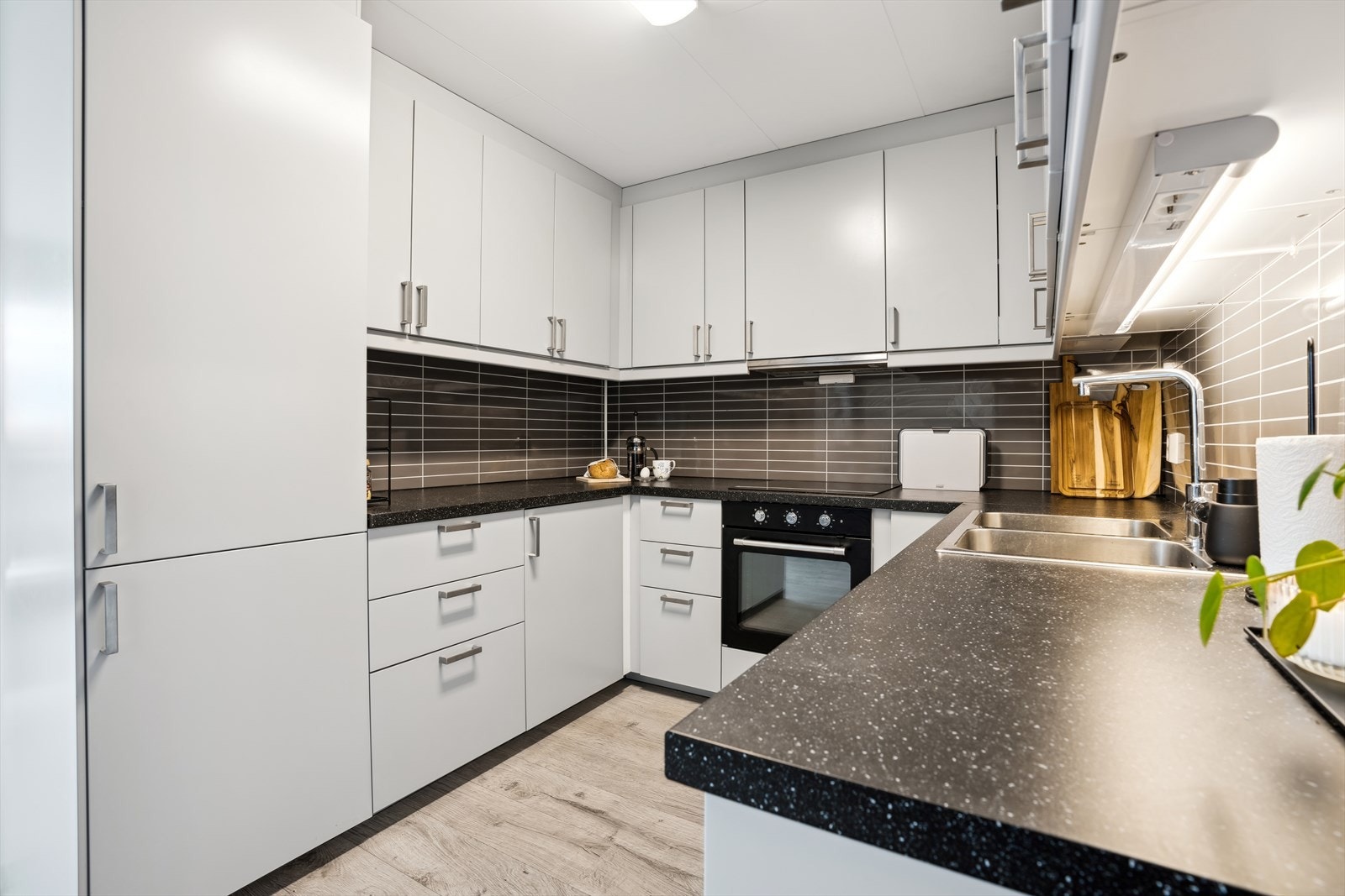 Kjøkkenet har godt med skap- og benkeplass. Galleribilde