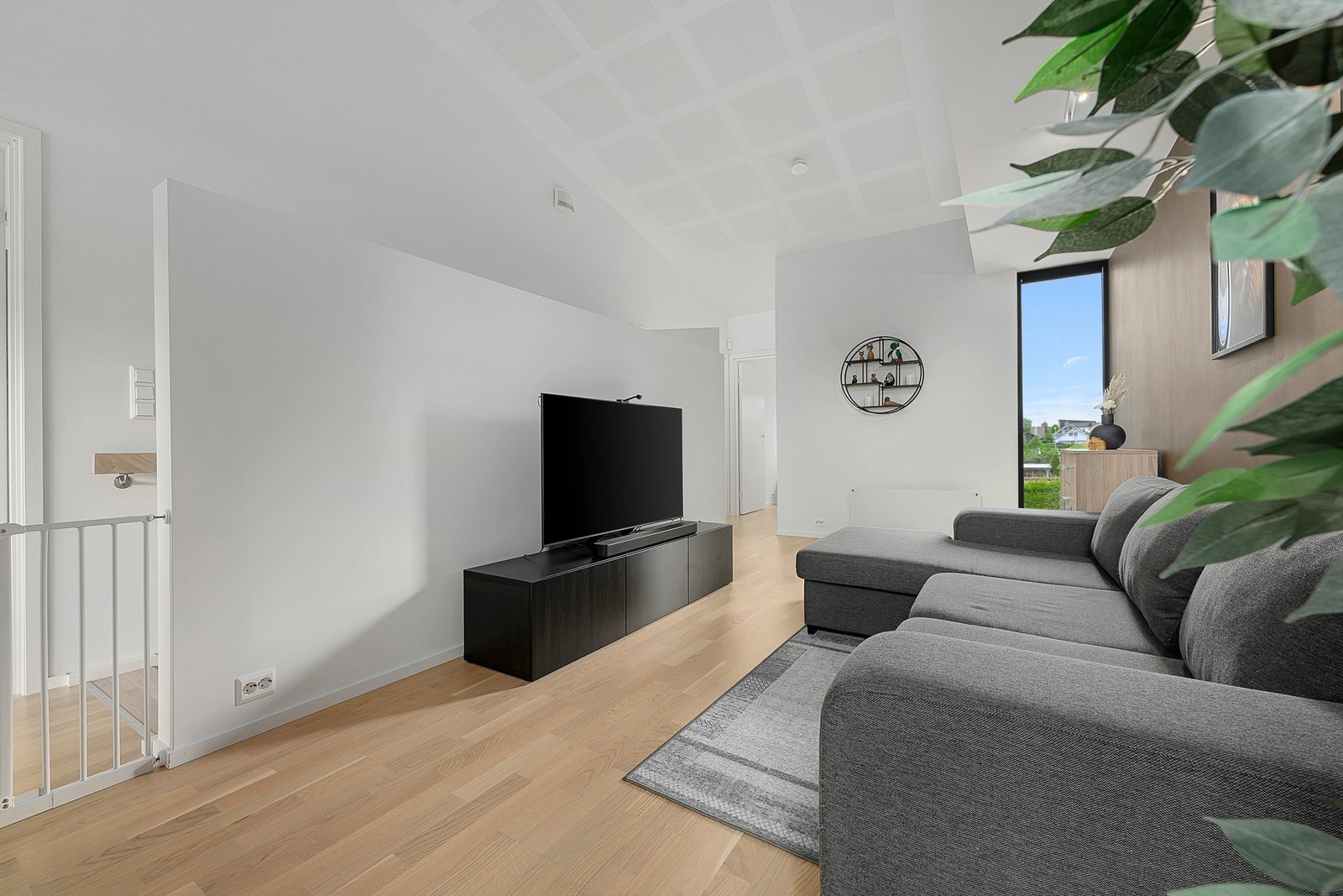 Romslig loftstue med svært god takhøyde Galleribilde