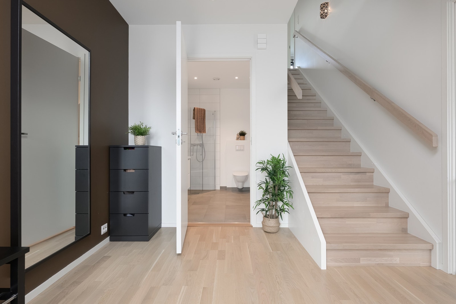 Entré med trappegang opp til 2. etg Galleribilde