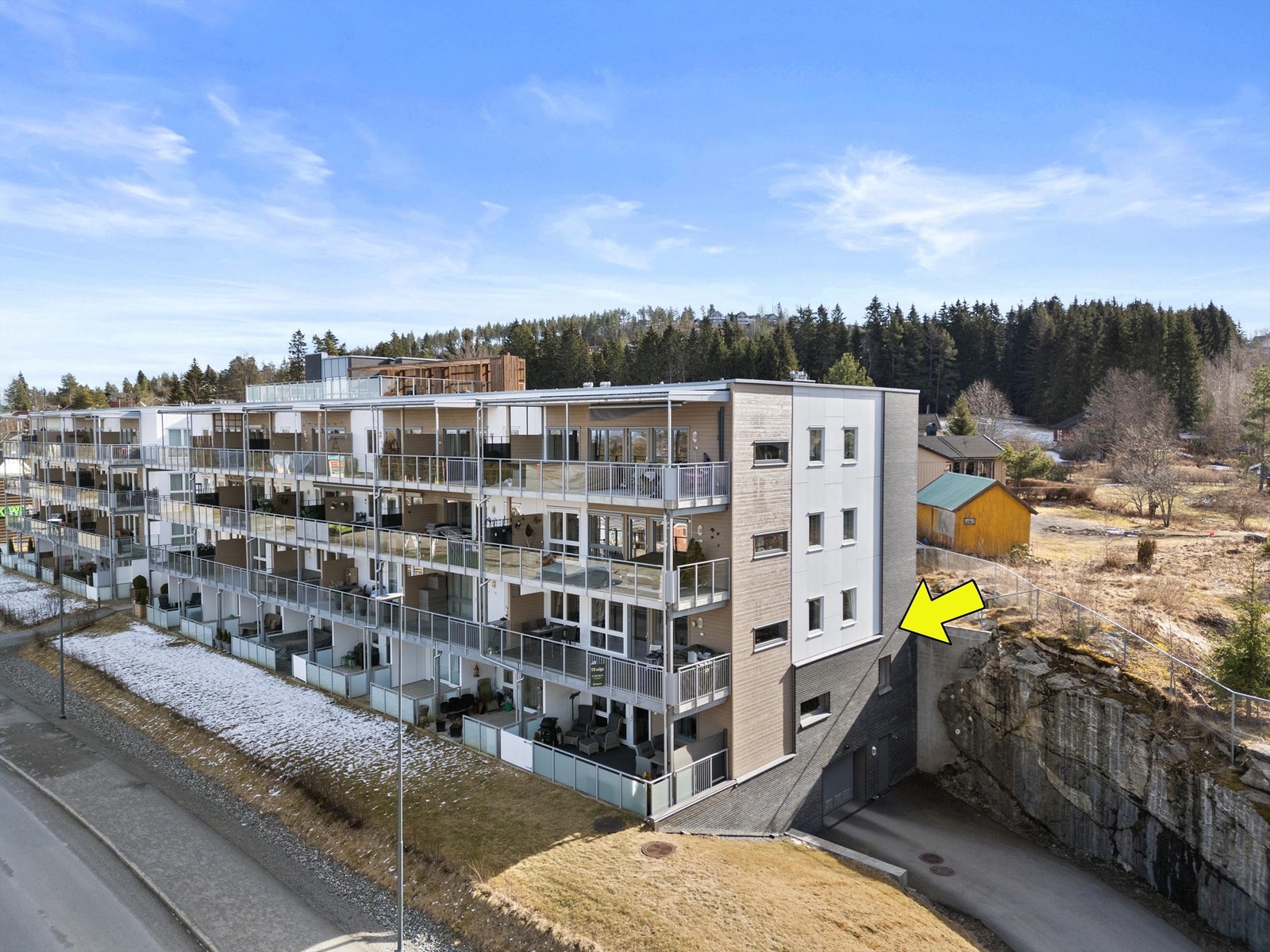 Grensevegen 13 er en meget tiltalende 4-roms hjørne selveierleilighet i andre etasje med flott utsikt, samt solforhold. Leiligheten fremstår som ny og har heis til takterrasse. Galleribilde