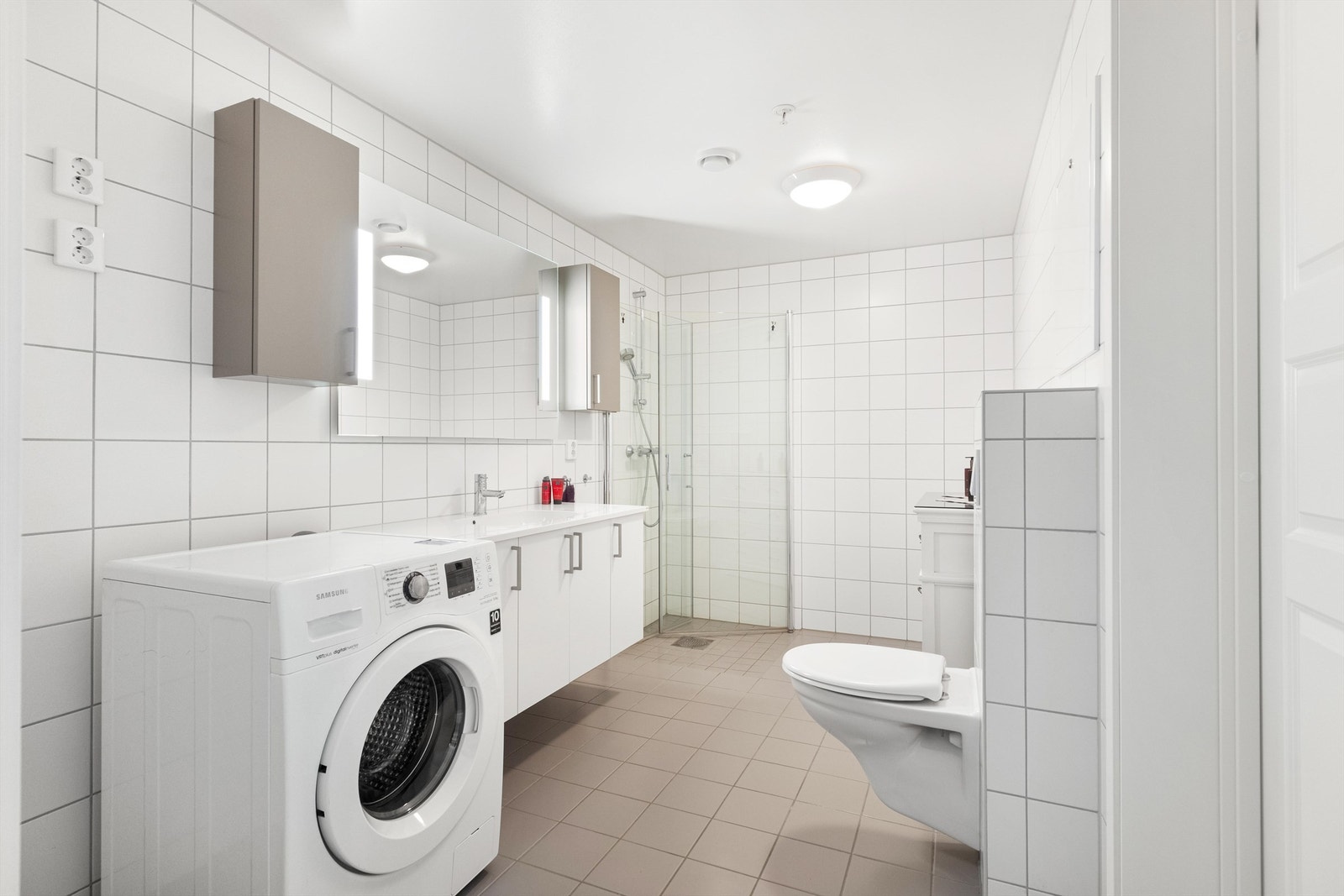 Leiligheten inneholder to pene og flislagte bad med varmekabler i gulv. Hovedbadet har egen inngang fra soverom. Videre har badet servant, dusjhjørne med innfellbare glassdører, vegghengt toalett og opplegg for vaskemaskin og tørketrommel. Galleribilde