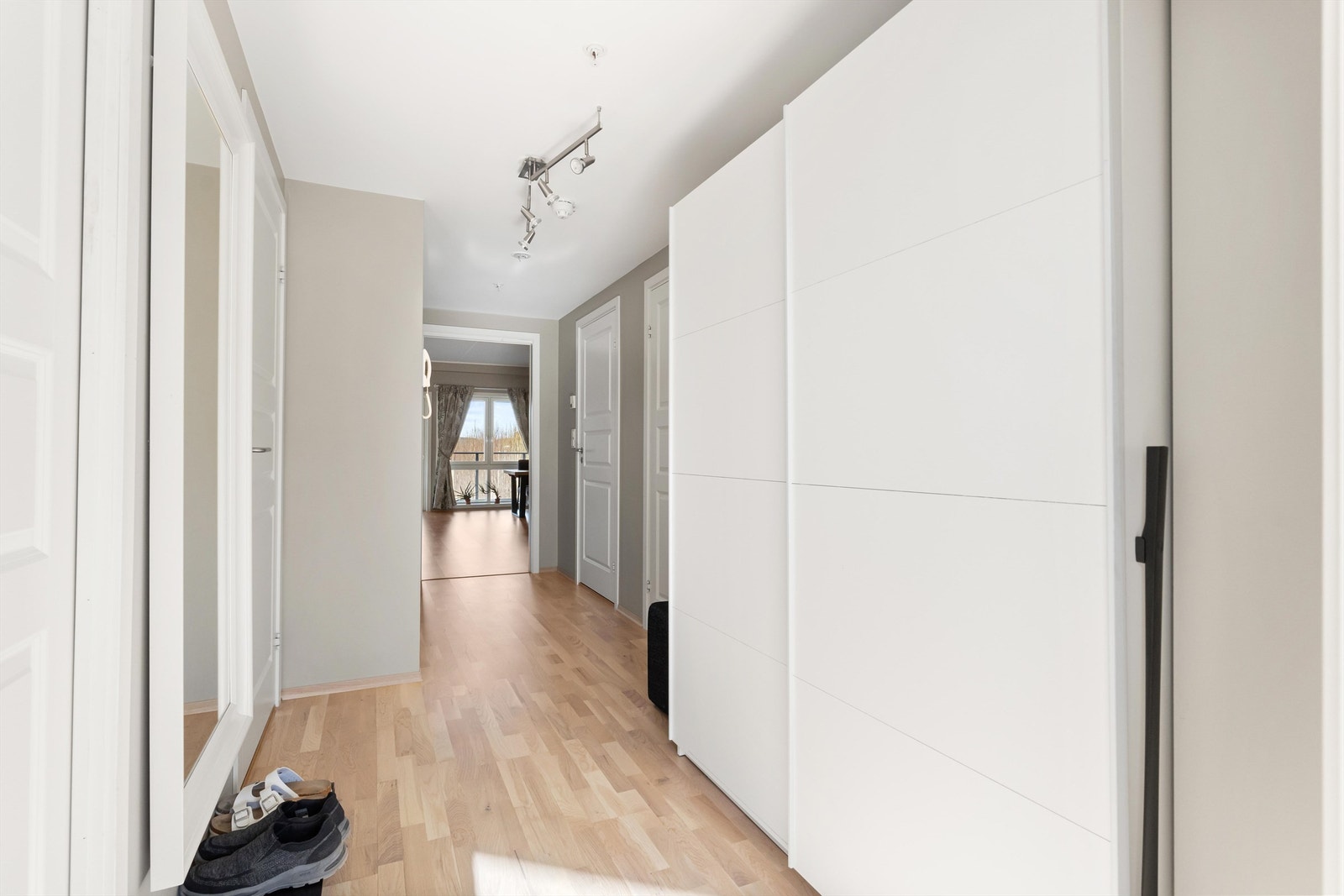 Man kommer inn i en lys og luftig entré som gir et godt førsteinntrykk. Vannbåren oppvarming med gulvvarme tilknyttet fjernvarmeanlegg. Vannbåren varme alle soverom, gang, stue og kjøkken. Varmekabler på badene. Galleribilde