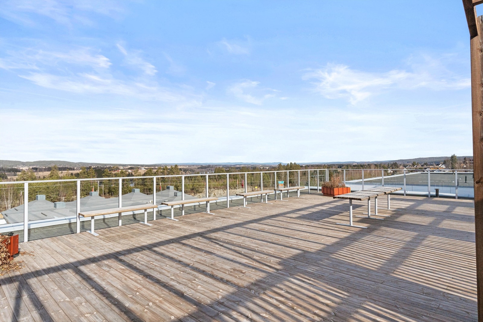 Flott takterrasse med fantastisk utsikt som er åpen for beboerne. Galleribilde