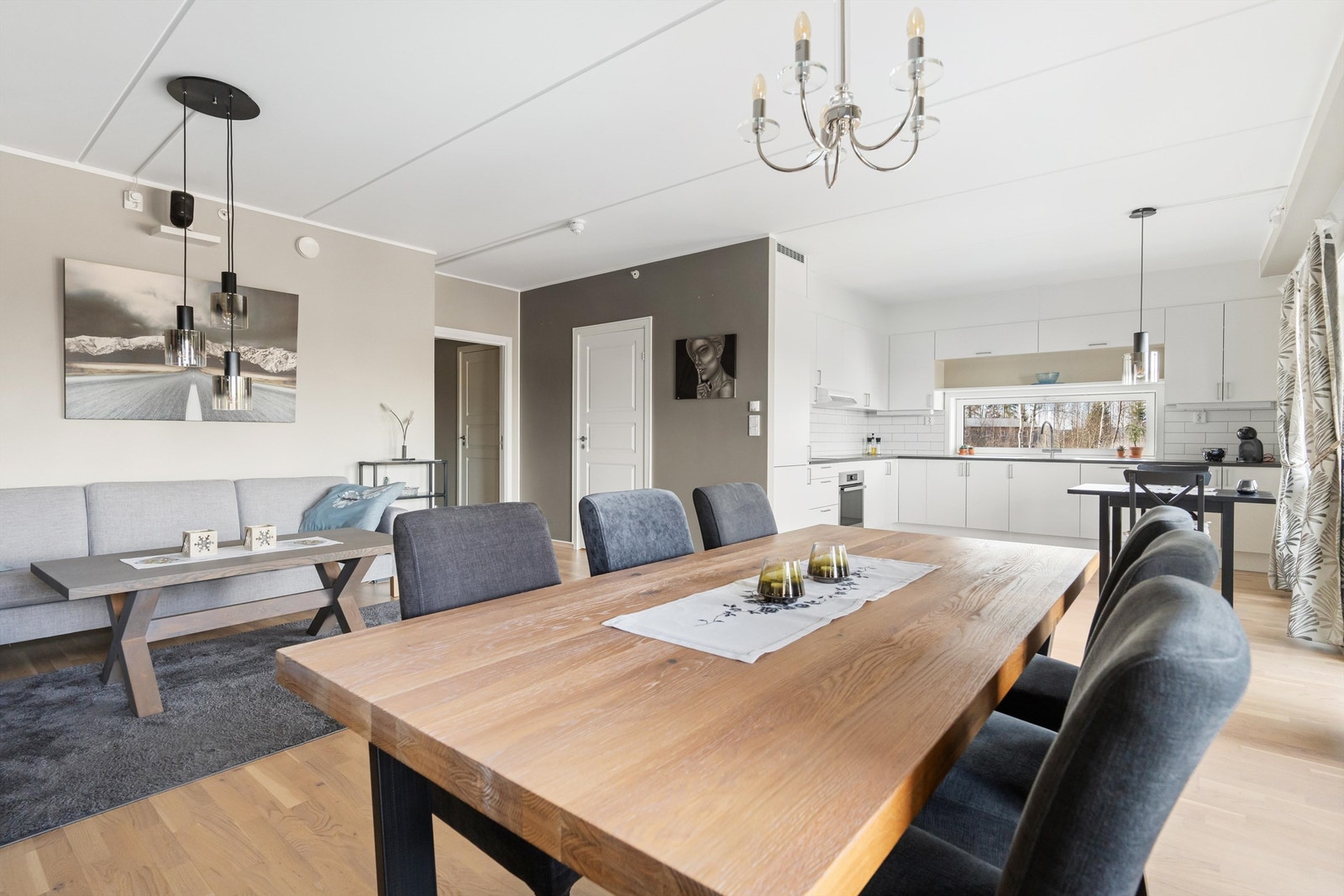 Stor stue - åpen kjøkkenløsning med plass for spisebord i mellom sonene. Her kan det inviteres til selskap! Galleribilde