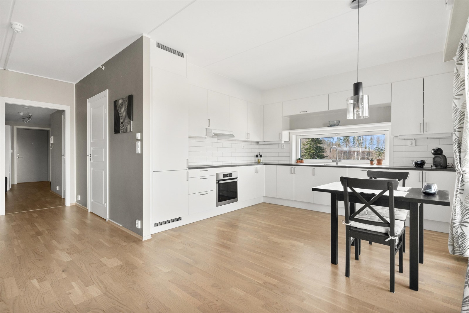 Laminert benkeplate med rett kant og fliser mellom over- og underskap. Galleribilde