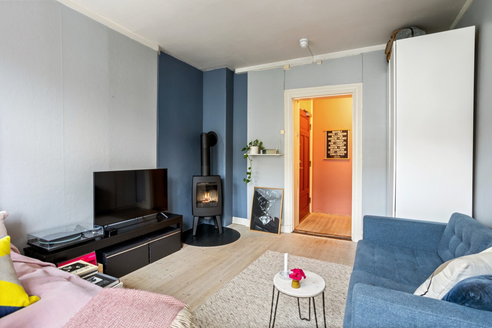 I 2021 ble det satt inn en peisovn som varmer godt. Galleribilde