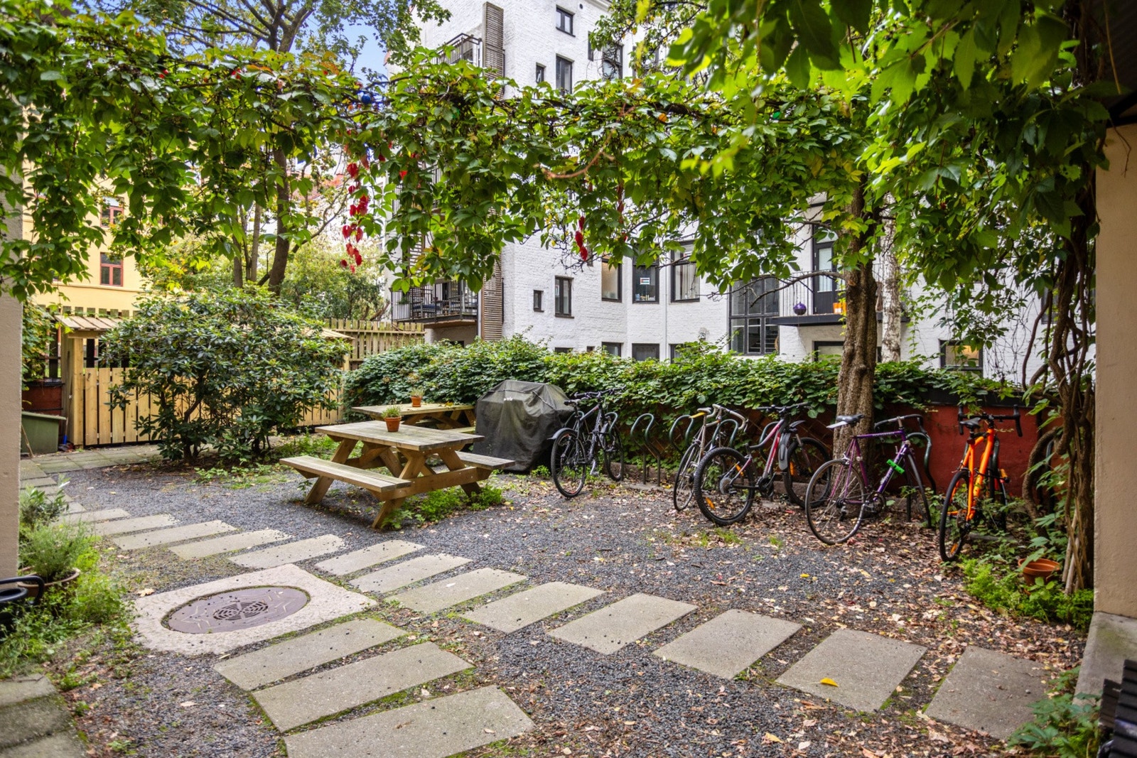 Bakgården er pent opparbeidet. Galleribilde