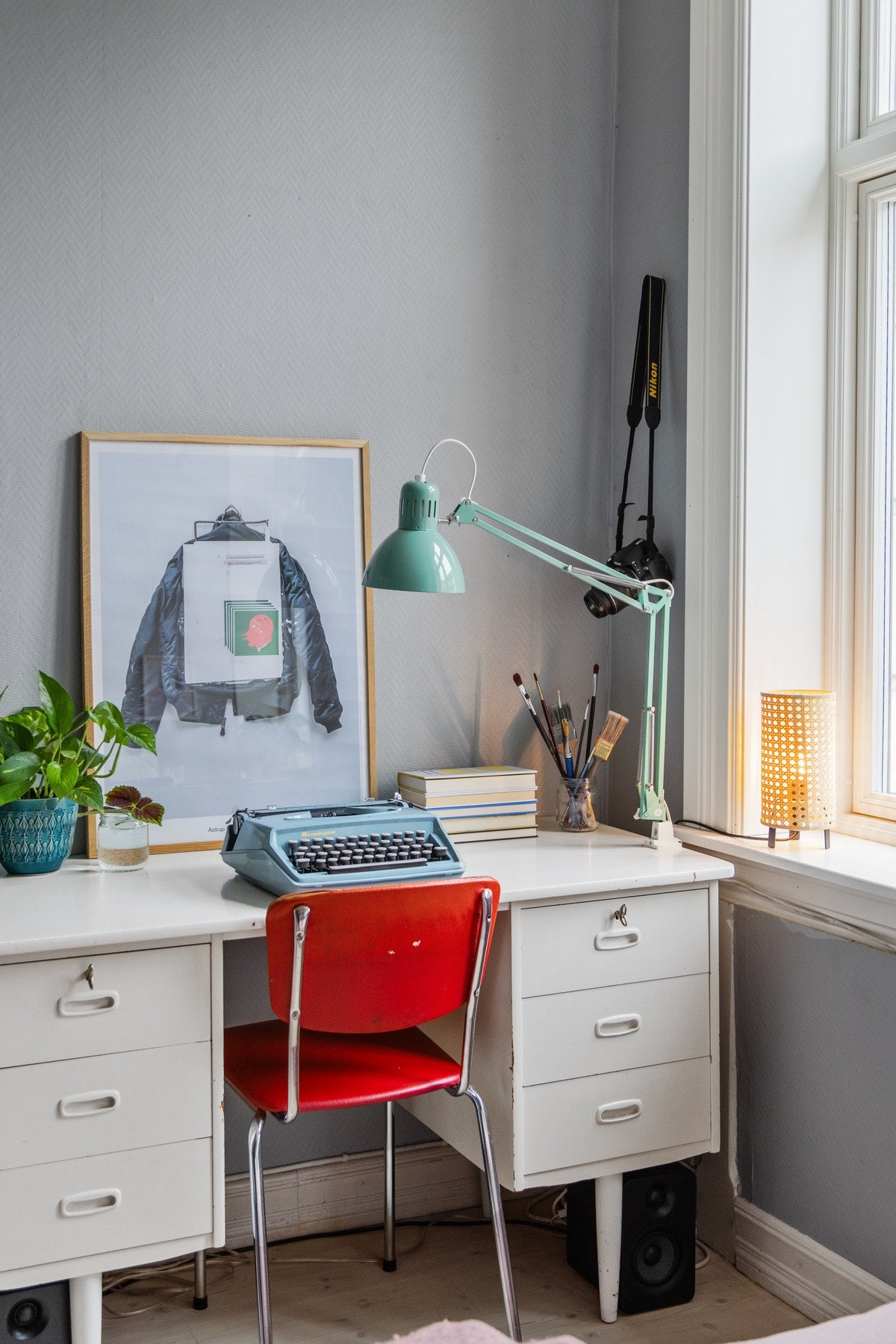 En fin arbeidsplass ved vinduet. Galleribilde