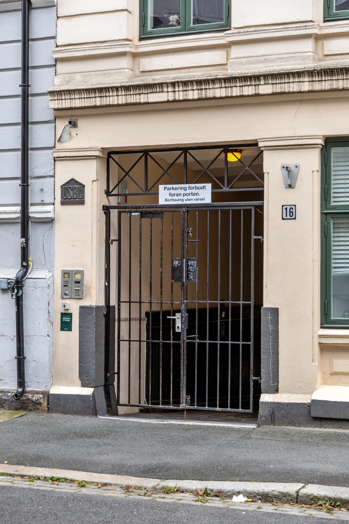 Inngang Fossveien 16c. Galleribilde