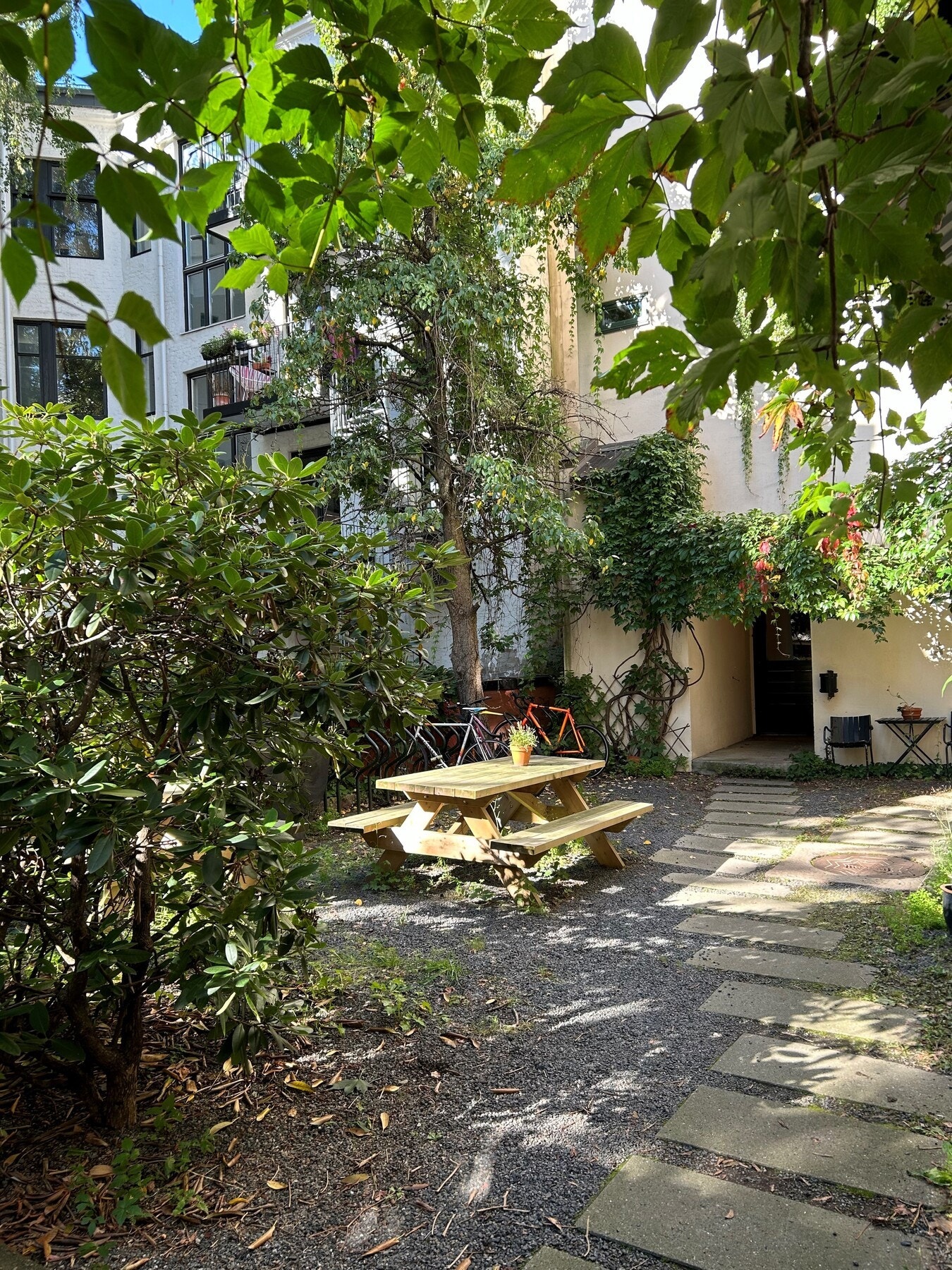 Bakgård med sittegruppe og plass til sykler. Galleribilde