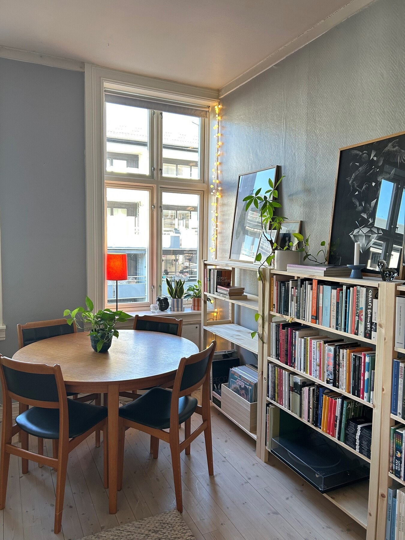 Selgers bilde med annen møblering av stuen. Galleribilde