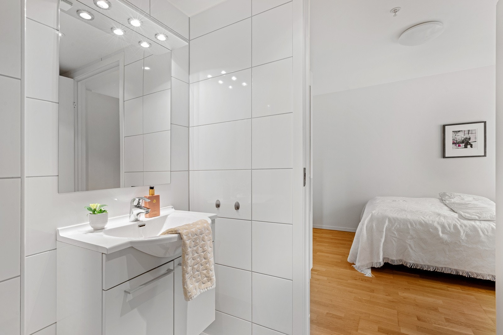 Badet er i tilknytning soverommet. Galleribilde