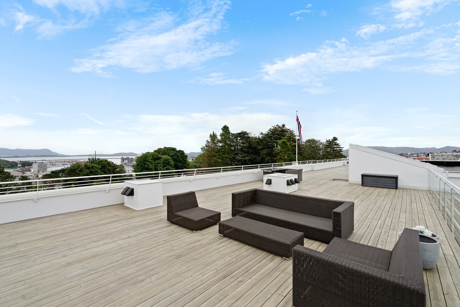 Felles takterrasse med gode solforhold og utsikt! Galleribilde