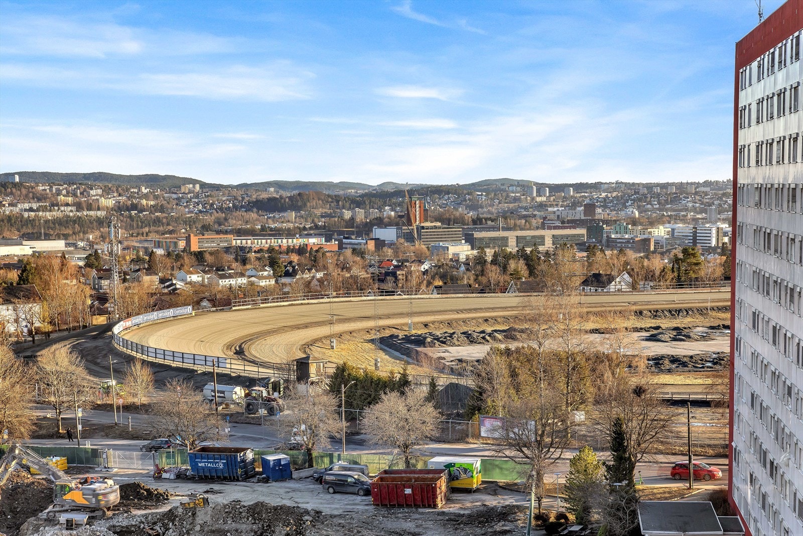 Fra balkongen har du inntil videre langstrakt utsikt med Bjerke Travbane i front. Galleribilde