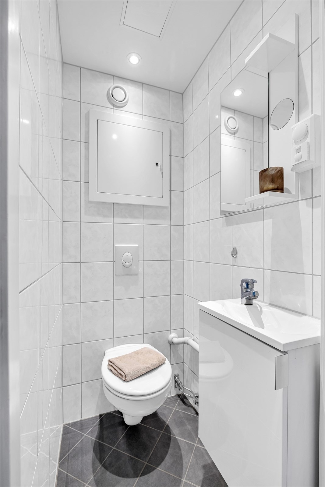 Praktisk separat toalettrom med elektriske varmekabler i gulv og downlights i himling. Galleribilde