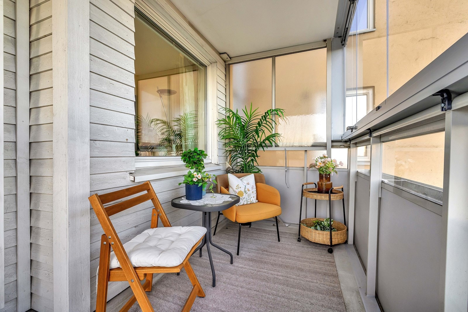 I sommerhalvåret blir balkongen en naturlig forlengelse av stuen. Galleribilde