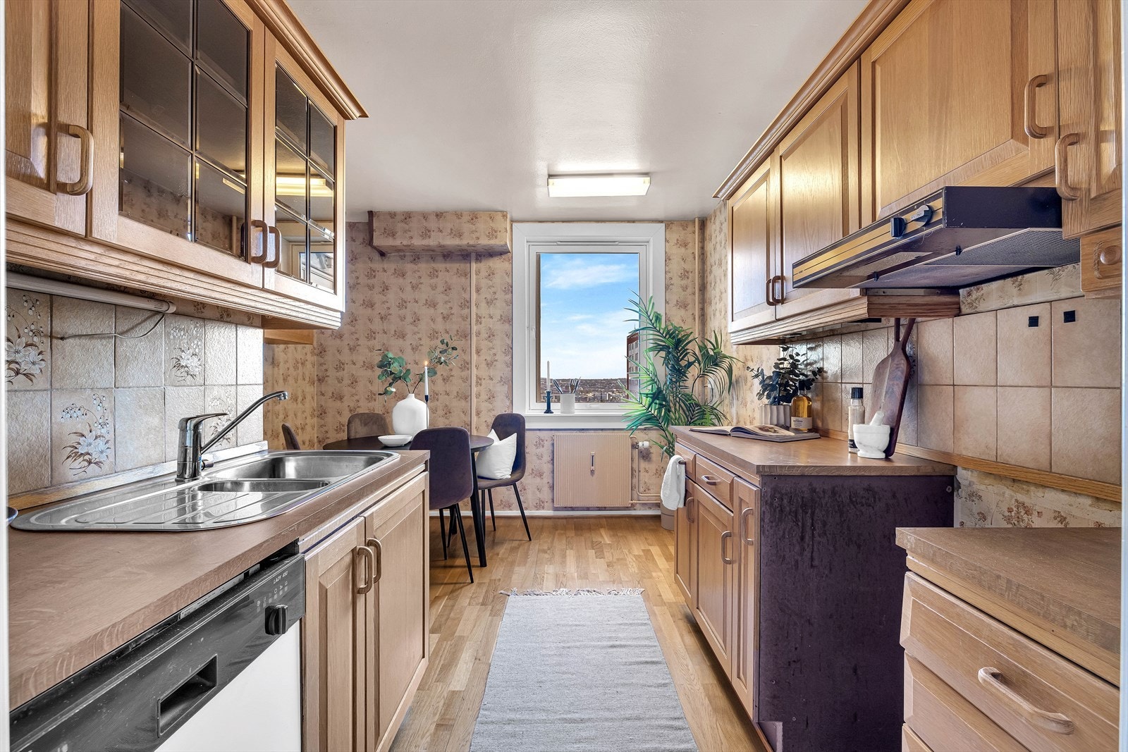 Leiligheten holder hovedsakelig eldre standard, med unntak av bad og toalett som ble pusset opp i regi av borettslaget i 2015, og oppussing må derfor påregnes. Galleribilde