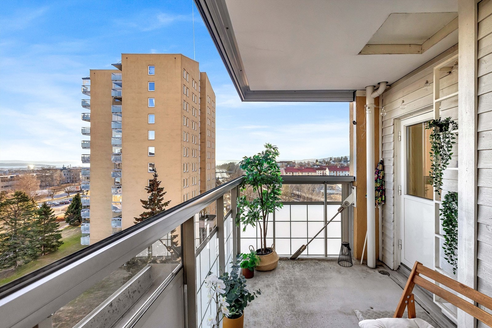 Balkongen har innglassing og vender mot syd. Galleribilde