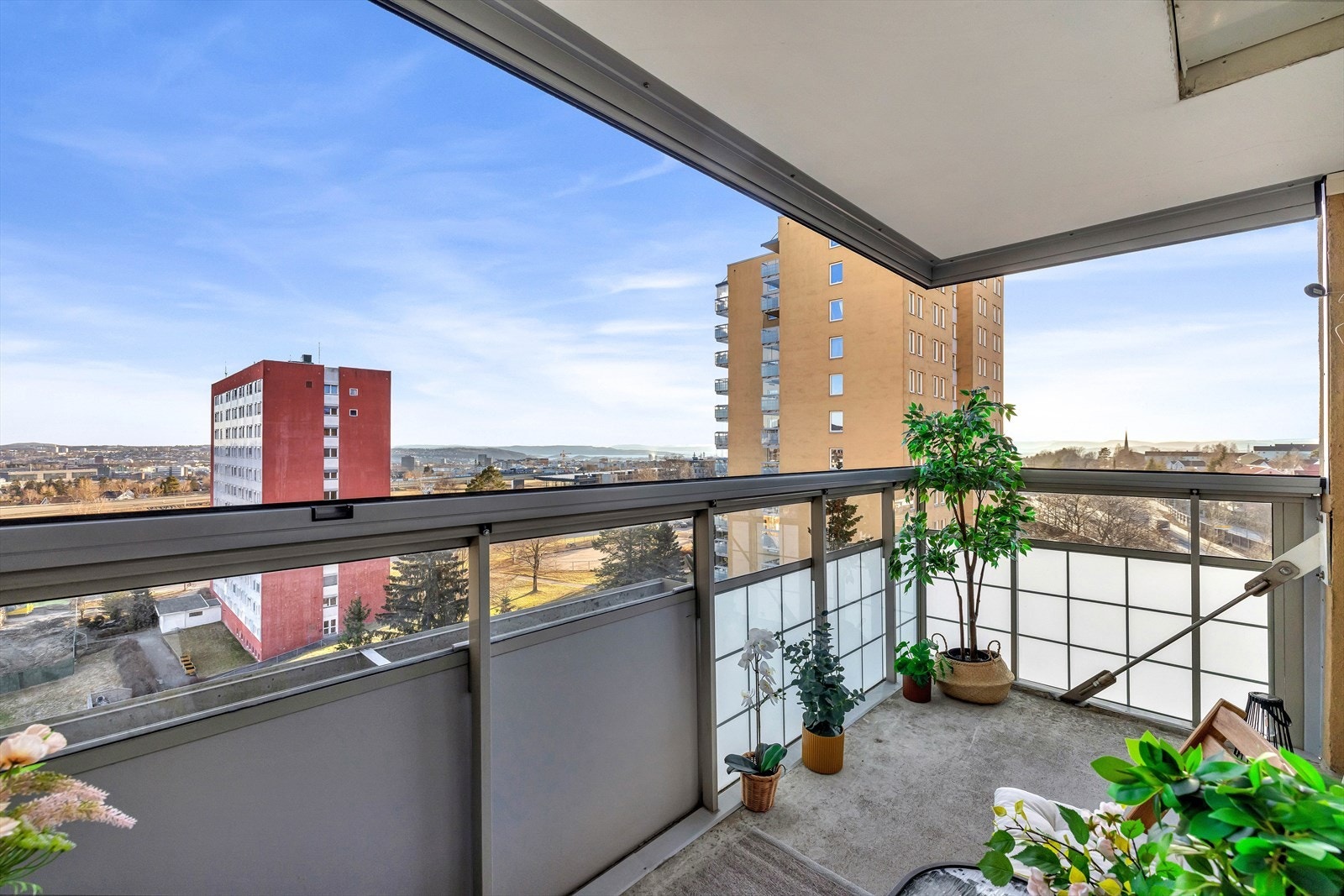 Dette er en lys og luftig 4-roms hjørneleilighet beliggende i 7. etasje med heisadkomst. Galleribilde