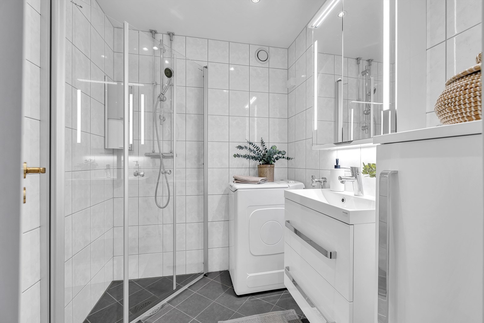 Pent flislagt bad med elektriske varmekabler i gulvet og downlights i himling. Badet ble pusset opp i regi av borettslaget i 2015. Galleribilde