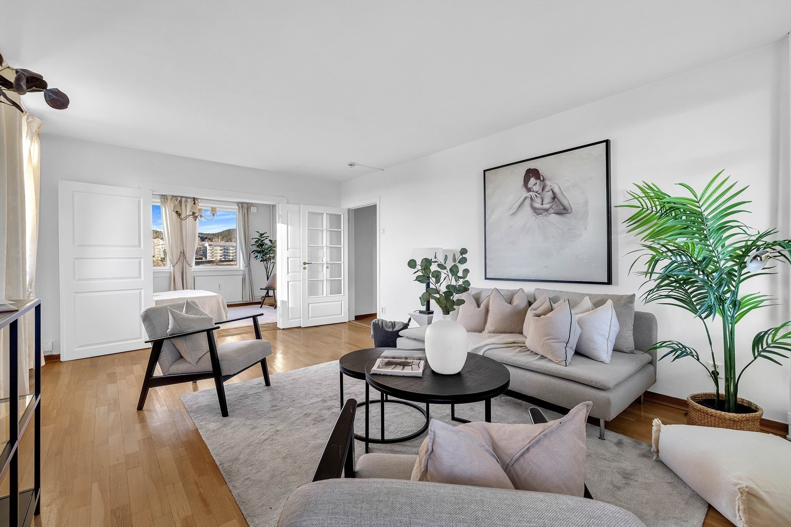 Det ble satt inn ny dobbel dør mellom stue og hovedsoverom i 2025. Med døren åpen har du lysinnslipp fra 3 yttervegger, noe som gir en svært lys og luftig atmosfære. Galleribilde