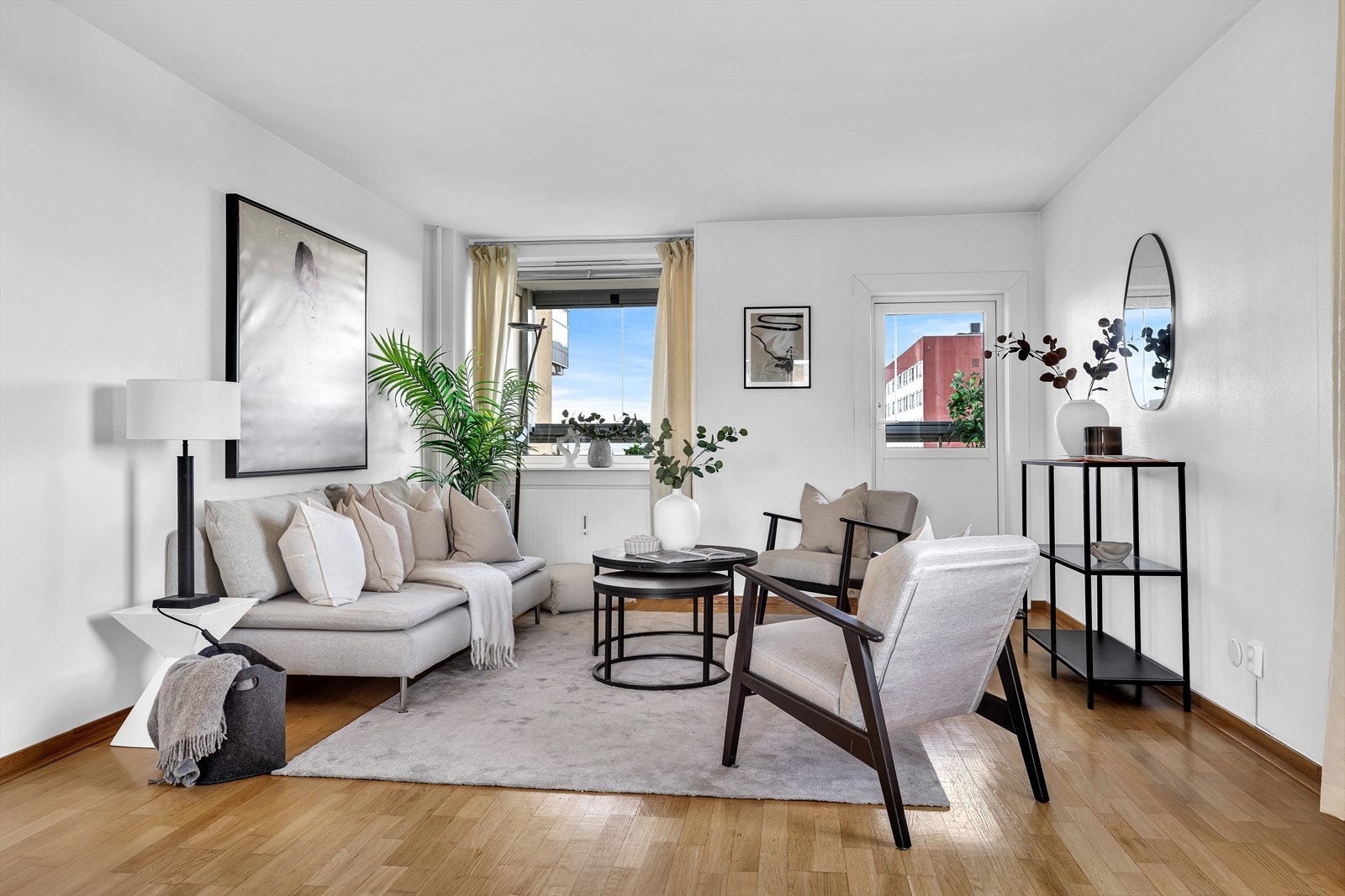 Lys og hyggelig stue med utgang til en herlig, innglasset balkong på 8 m². Galleribilde