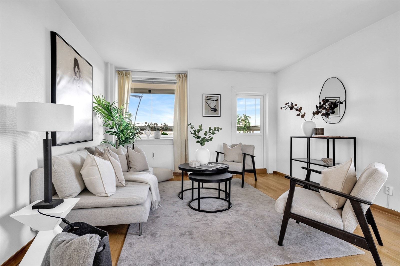 Stuen er enkel å innrede med sofagruppe, TV-møbler og spisebord. Galleribilde