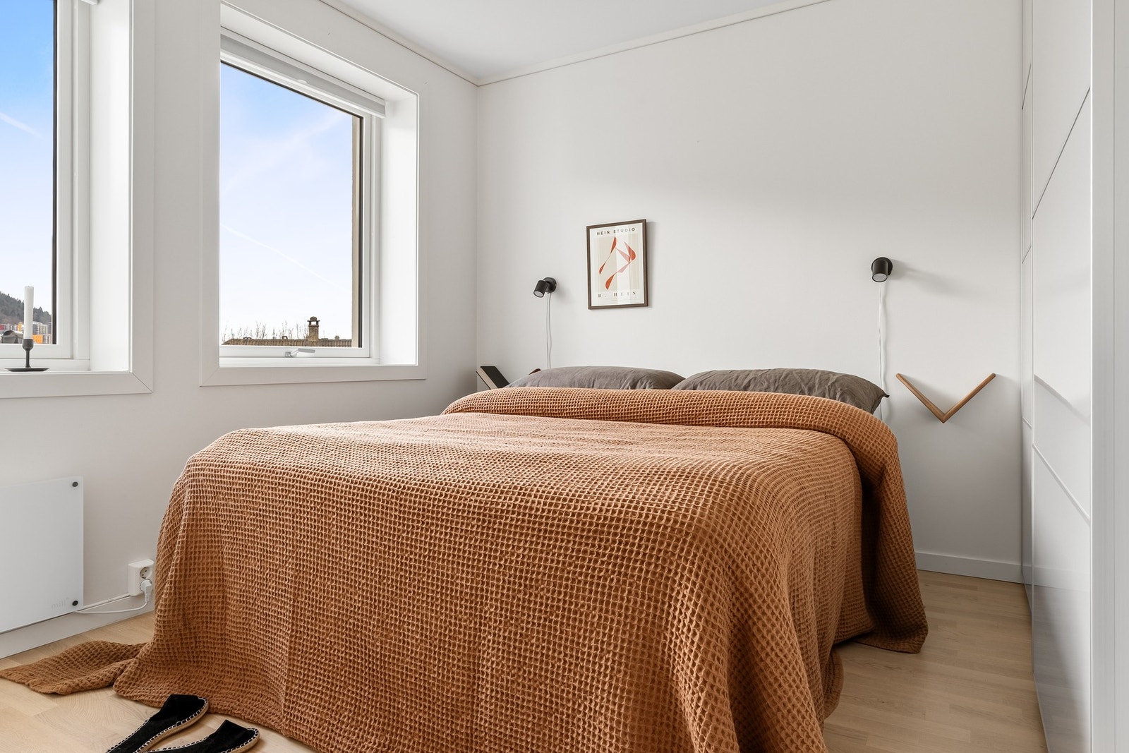 Det første soverommet måles til ca. 10 kvm. Her er det plass til dobbeltseng, klesskap/kommode og eventuelt annet møblement om ønskelig. Galleribilde