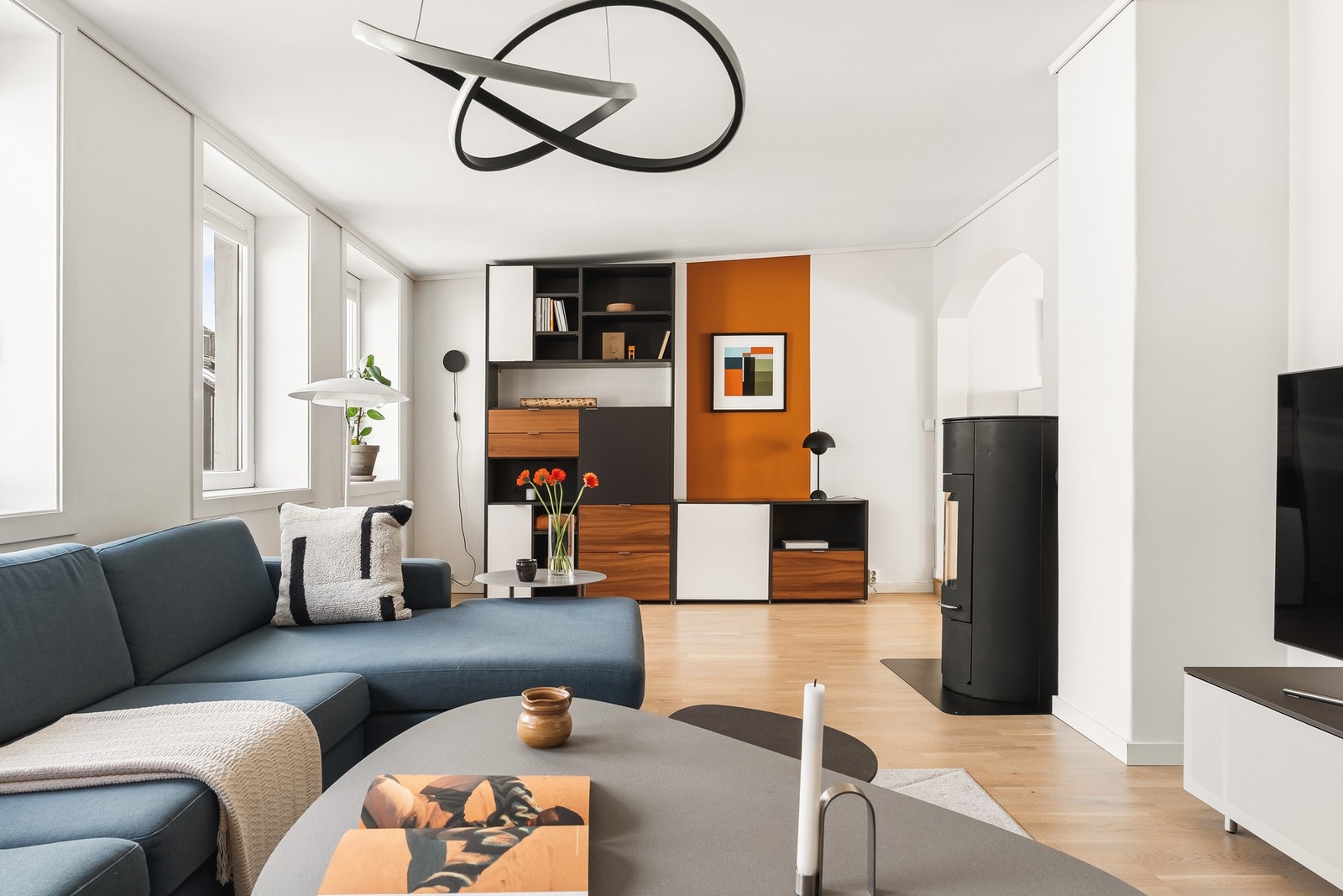 Her er det god plass til å innrede med både sofa- og spisegruppe. Galleribilde